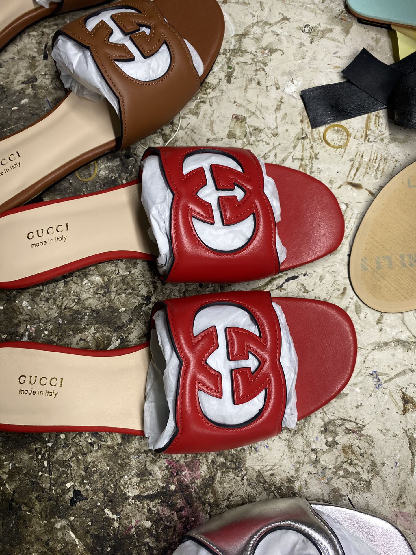 NO:225532,Gucci official website new mid-heel slippers 1:1 high version. Oil edge   5D three-dimensional molding process stamping interlocking double G, presenting an oversized tailoring detail on this mid-heel leather sandal. As a compliment to eternal elegance, Gucci Love Parade Series explores archival symbols in a new way. 35-43, rubber sole, genuine leather sole., slippers, gucci, sandals, slippers19860909古奇官网新款中跟拖鞋1:1高版本.油边 5D立体成型工艺冲压联锁双G,在这款中跟皮革凉鞋上呈现为一个超大剪裁细节.作为对永恒优雅的赞美,古驰爱情游行系列以新的方式探索了档案符号.35-43,橡胶底 ,真皮底.,拖鞋,gucci,sandals,slippers,Women's Shoes