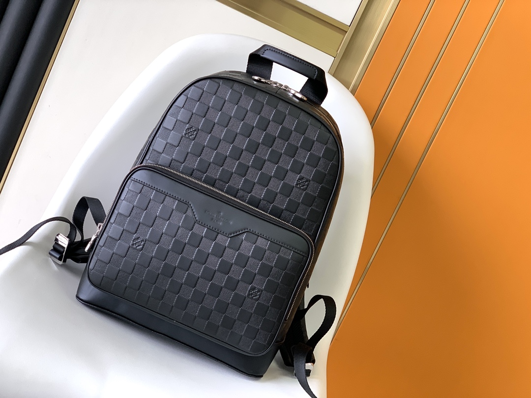 变码芯片 NSD CAMPUS 双肩包本款 Campus 双肩包的 Damier Infini 牛皮呈现银色光泽，品牌经典 Damier 棋盘格以压纹质感重新演绎。银色拉链聚焦视线，多内袋及外侧拉链隔层设计契合实用主义。Damier Infini Onyx Silver 牛皮牛皮饰边织物内衬银色金属件可调节皮质肩带顶部手柄拉链开合外侧拉链隔层双贴袋双内袋内贴袋尺寸：.0 x .0 x .0 cm (长 x 高 x 宽)