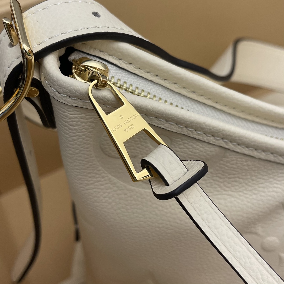 this small handbag features a generous silhouette with a well-organized - Bag 6