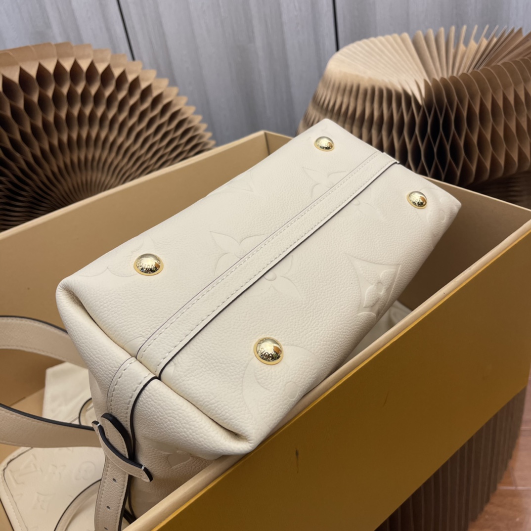 this small handbag features a generous silhouette with a well-organized - Bag 4
