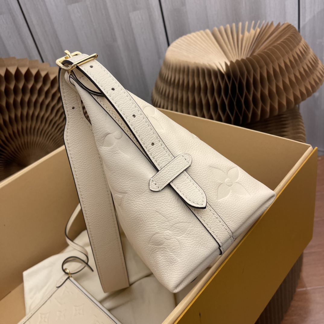 this small handbag features a generous silhouette with a well-organized - Bag 3