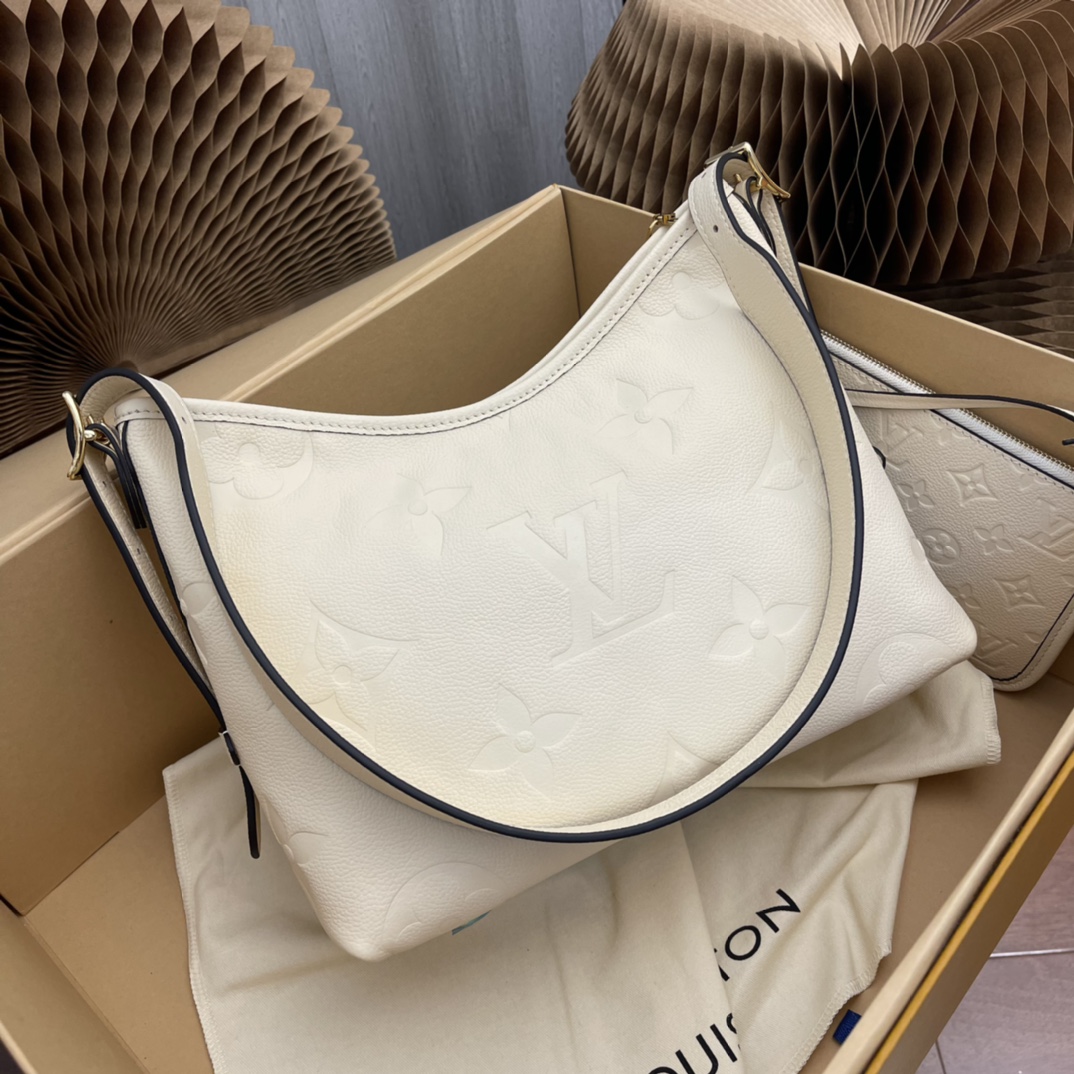 this small handbag features a generous silhouette with a well-organized - Bag 2