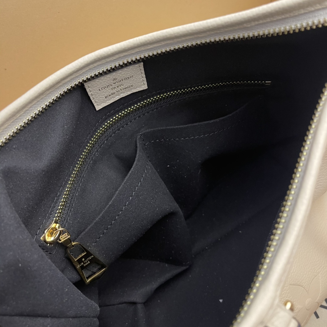 this small handbag features a generous silhouette with a well-organized - Bag 9
