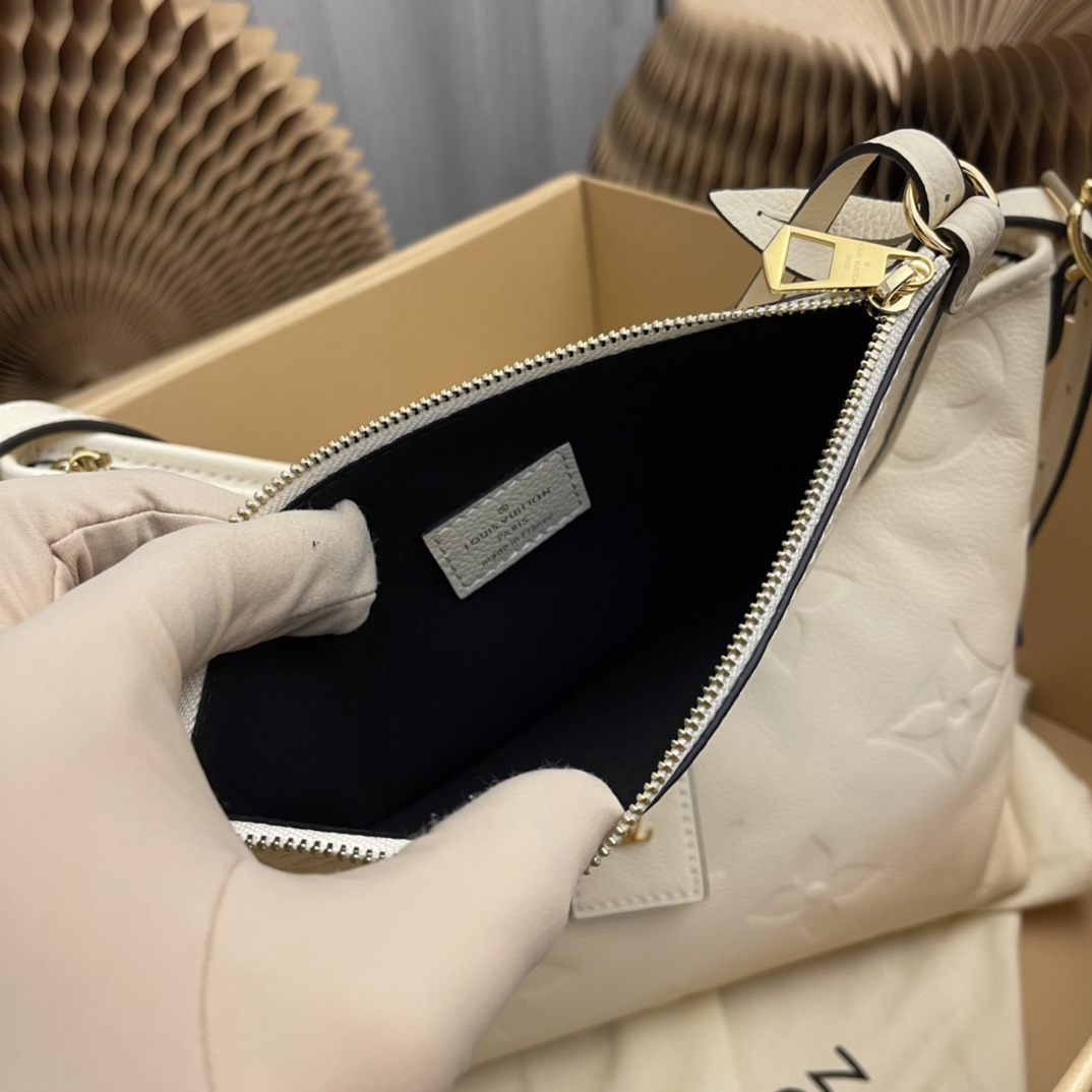 this small handbag features a generous silhouette with a well-organized - Bag 7