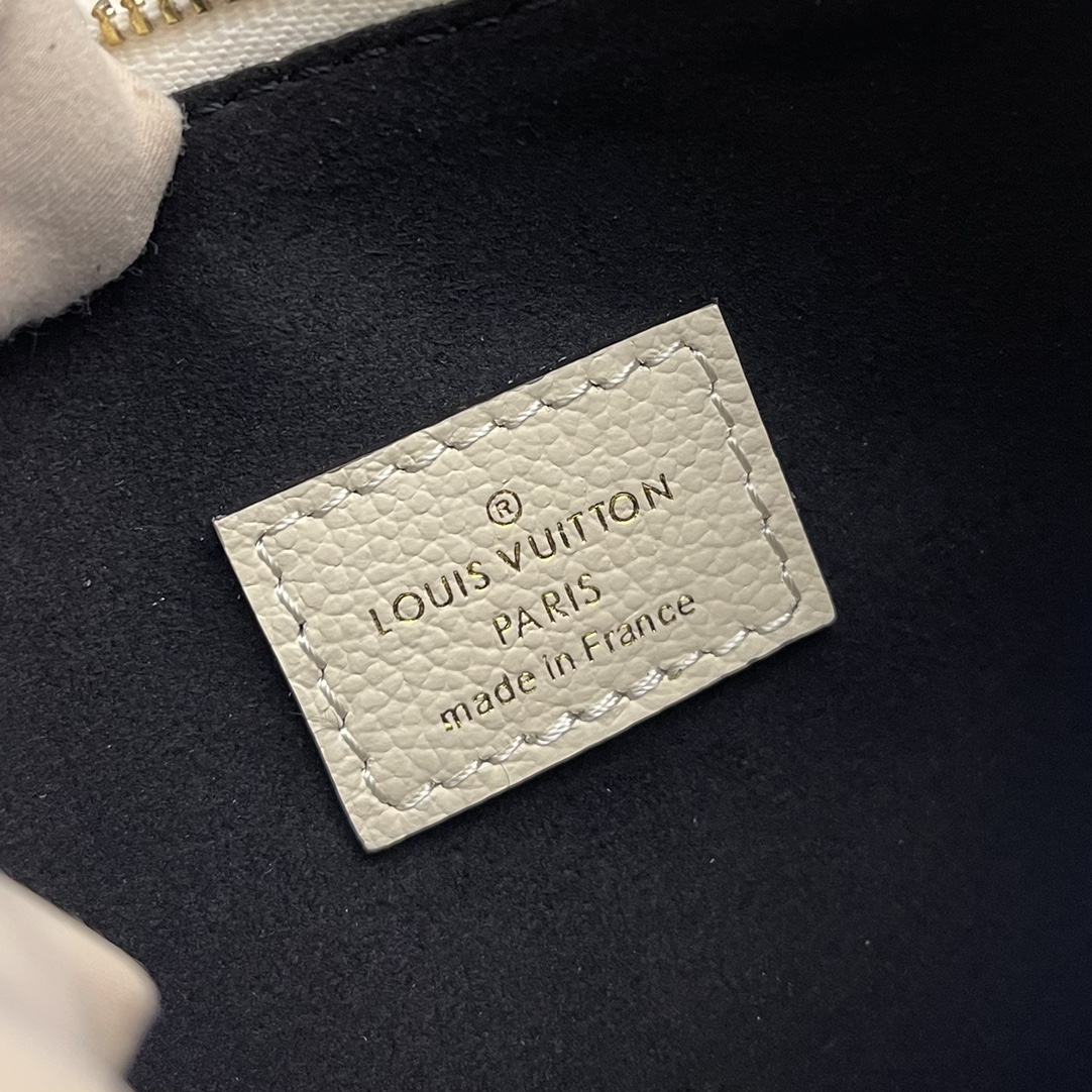this small handbag features a generous silhouette with a well-organized - Bag 8