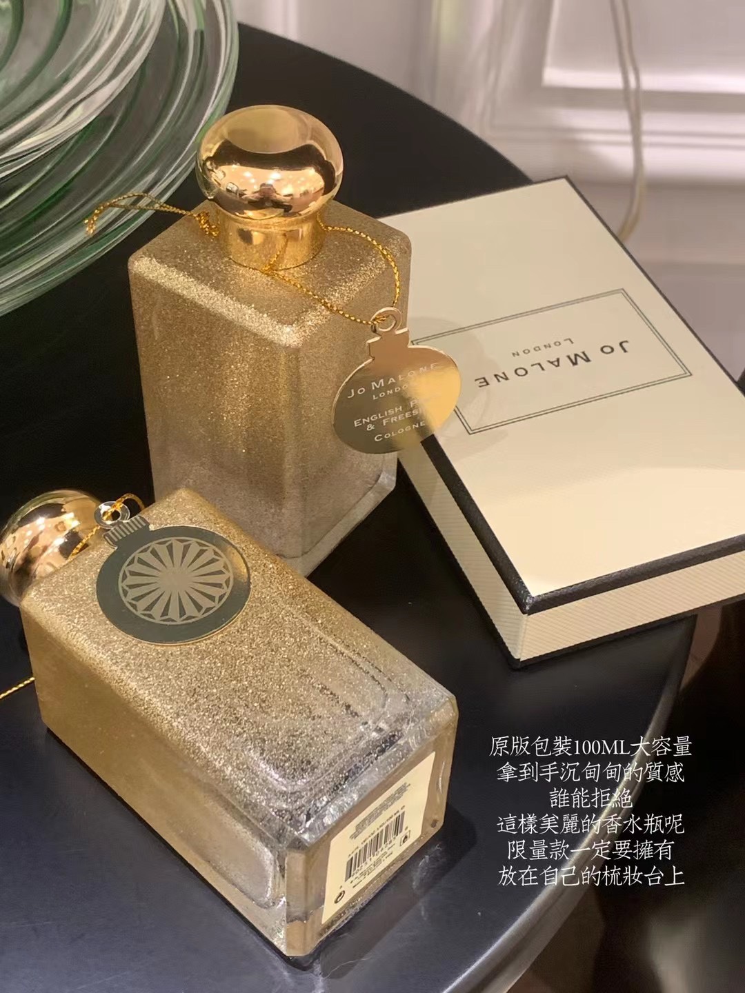 浪漫温柔的收藏家 ▪️男女通吃治愈系香 女明星同款初恋香水 就像身体散发的淡淡体香 斩男又斩女 三款都很好闻盲入不出错 一看就很贵的限量圣诞包装 光是摆在梳妆台都觉得很精致