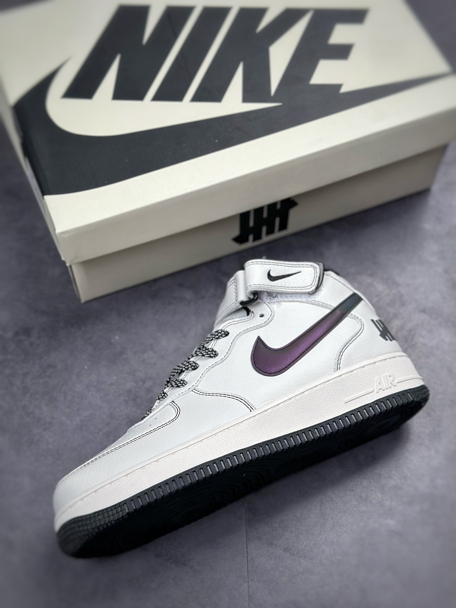 250 Nike Air Force 1 Mid Undefeated 夜魔侠CJ6690-100