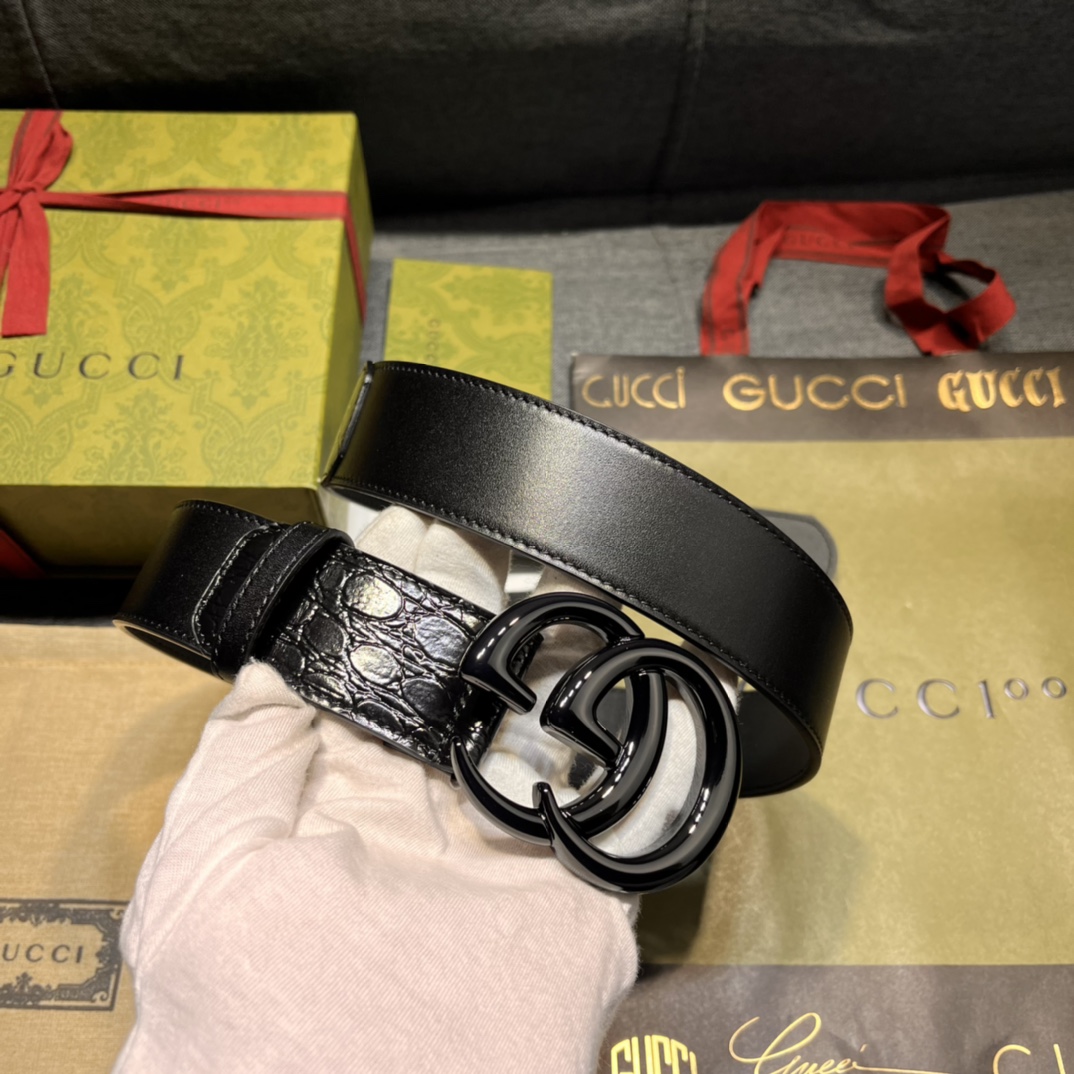  古奇 新款 ，宽4.0  标志性GG图案采用穿孔工艺制作，为这款黑色皮革腰带增添精致质感。闪亮钯金色调