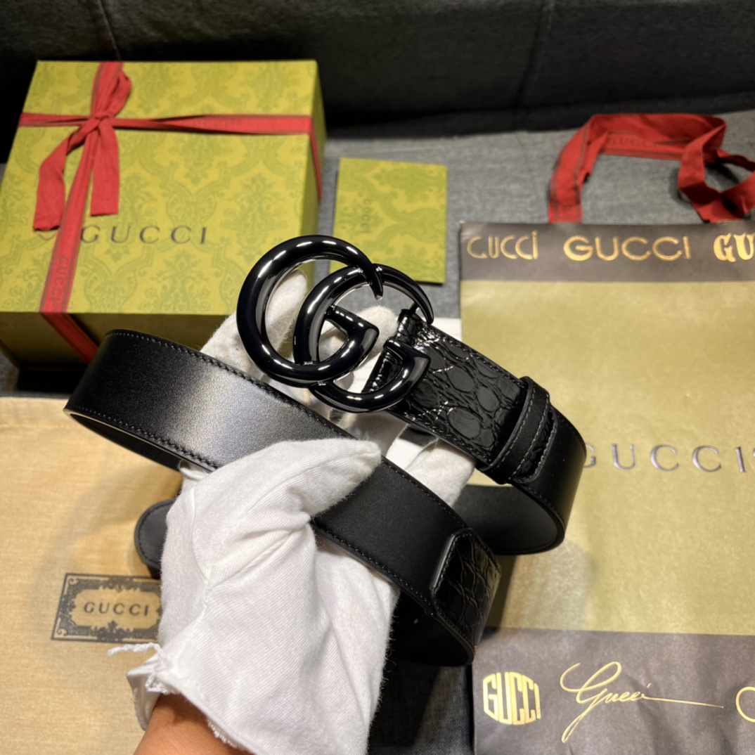  古奇 新款 ，宽4.0  标志性GG图案采用穿孔工艺制作，为这款黑色皮革腰带增添精致质感。闪亮钯金色调