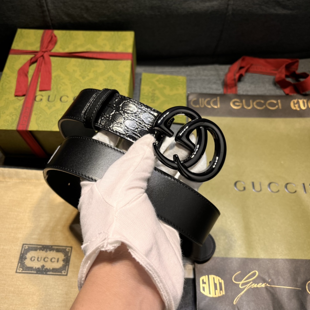  古奇 新款 ，宽4.0  标志性GG图案采用穿孔工艺制作，为这款黑色皮革腰带增添精致质感。闪亮钯金色调