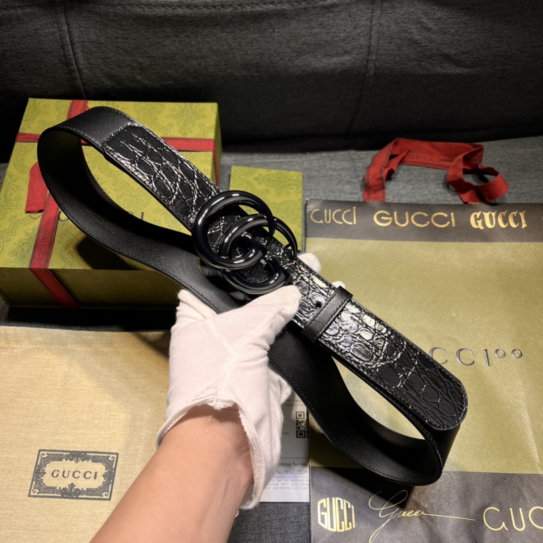  古奇 新款 ，宽4.0  标志性GG图案采用穿孔工艺制作，为这款黑色皮革腰带增添精致质感。闪亮钯金色调