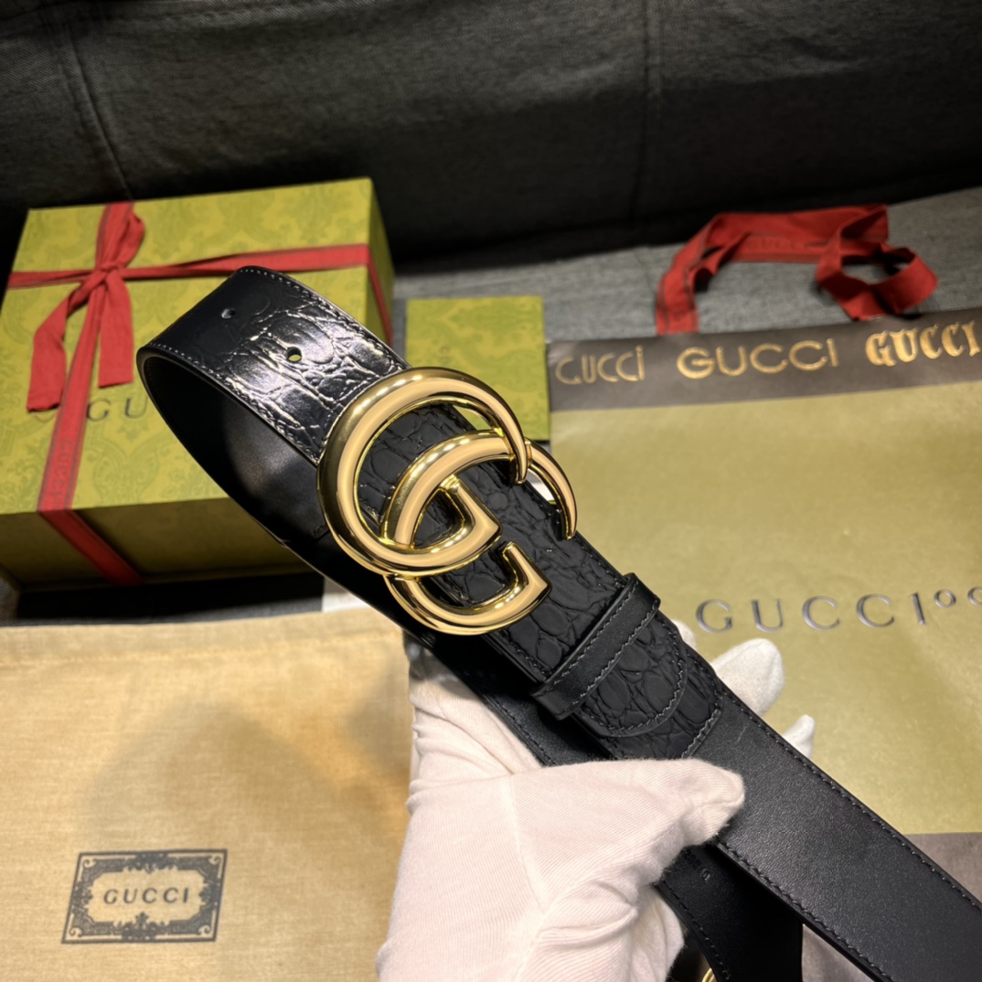   古奇 新款 ，宽4.0  标志性GG图案采用穿孔工艺制作，为这款黑色皮革腰带增添精致质感。闪亮钯金色