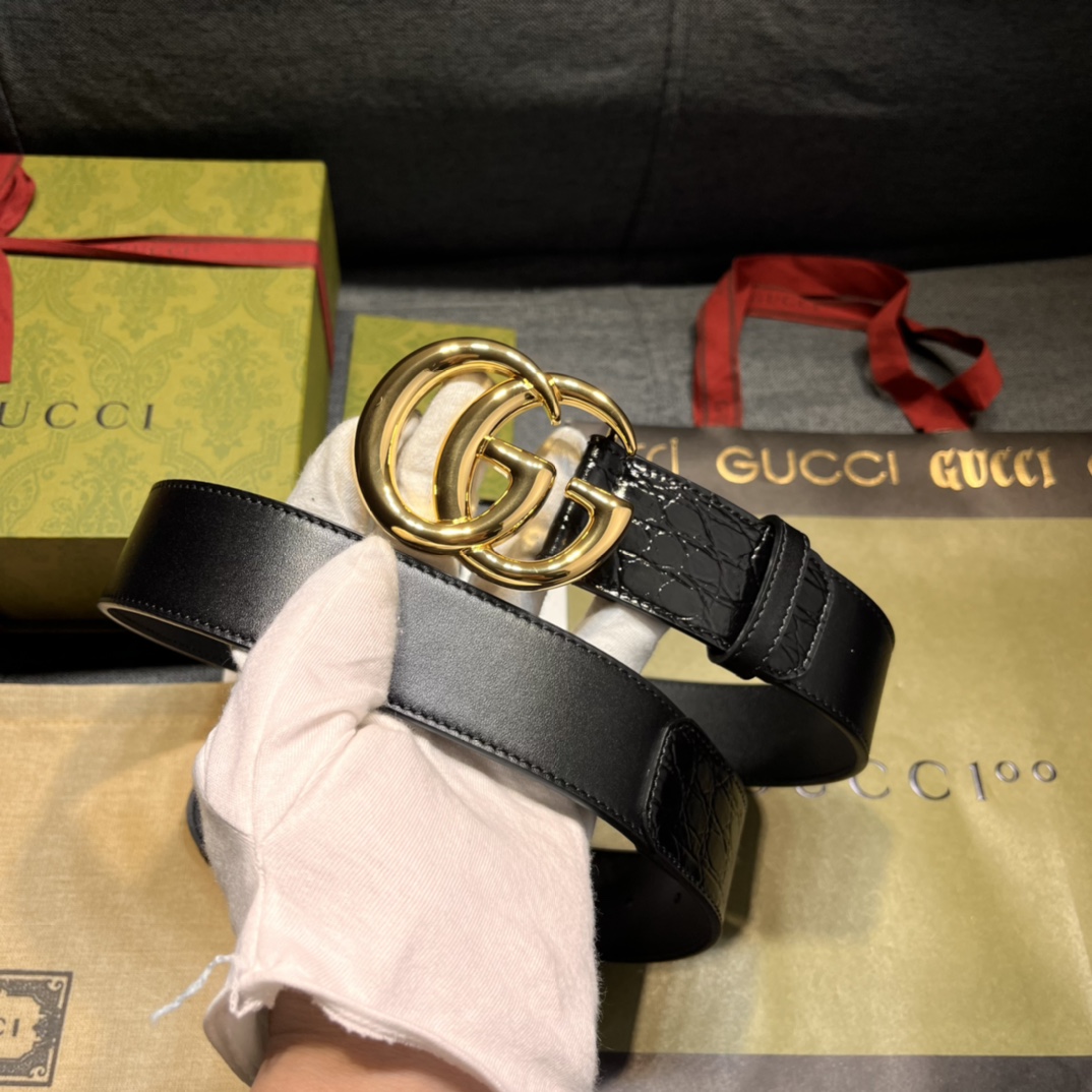   古奇 新款 ，宽4.0  标志性GG图案采用穿孔工艺制作，为这款黑色皮革腰带增添精致质感。闪亮钯金色