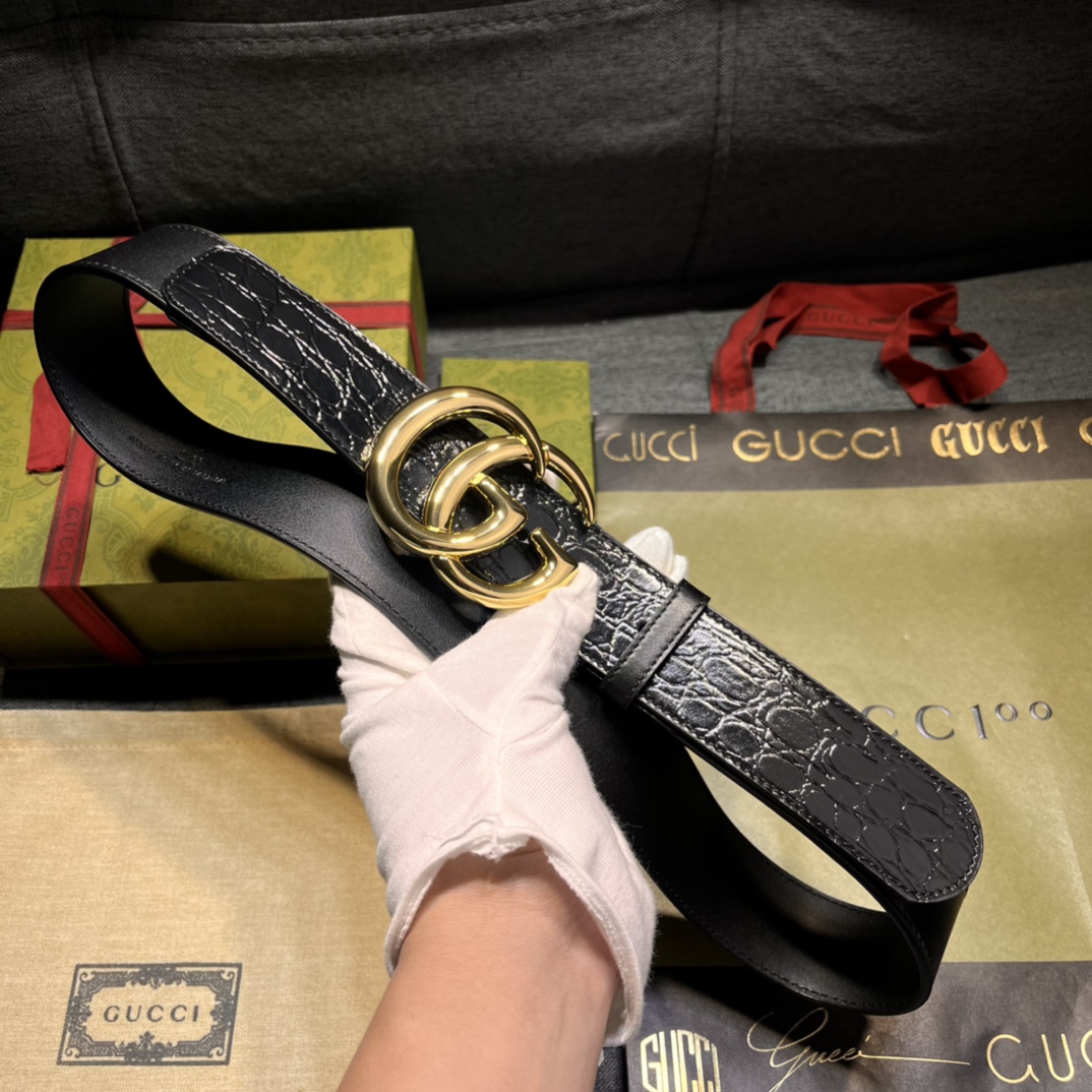   古奇 新款 ，宽4.0  标志性GG图案采用穿孔工艺制作，为这款黑色皮革腰带增添精致质感。闪亮钯金色
