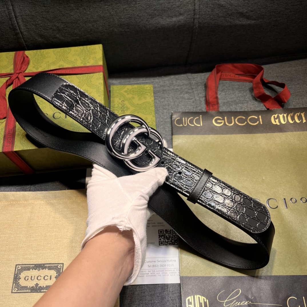   古奇 新款 ，宽4.0  标志性GG图案采用穿孔工艺制作，为这款黑色皮革腰带增添精致质感。闪亮钯金色