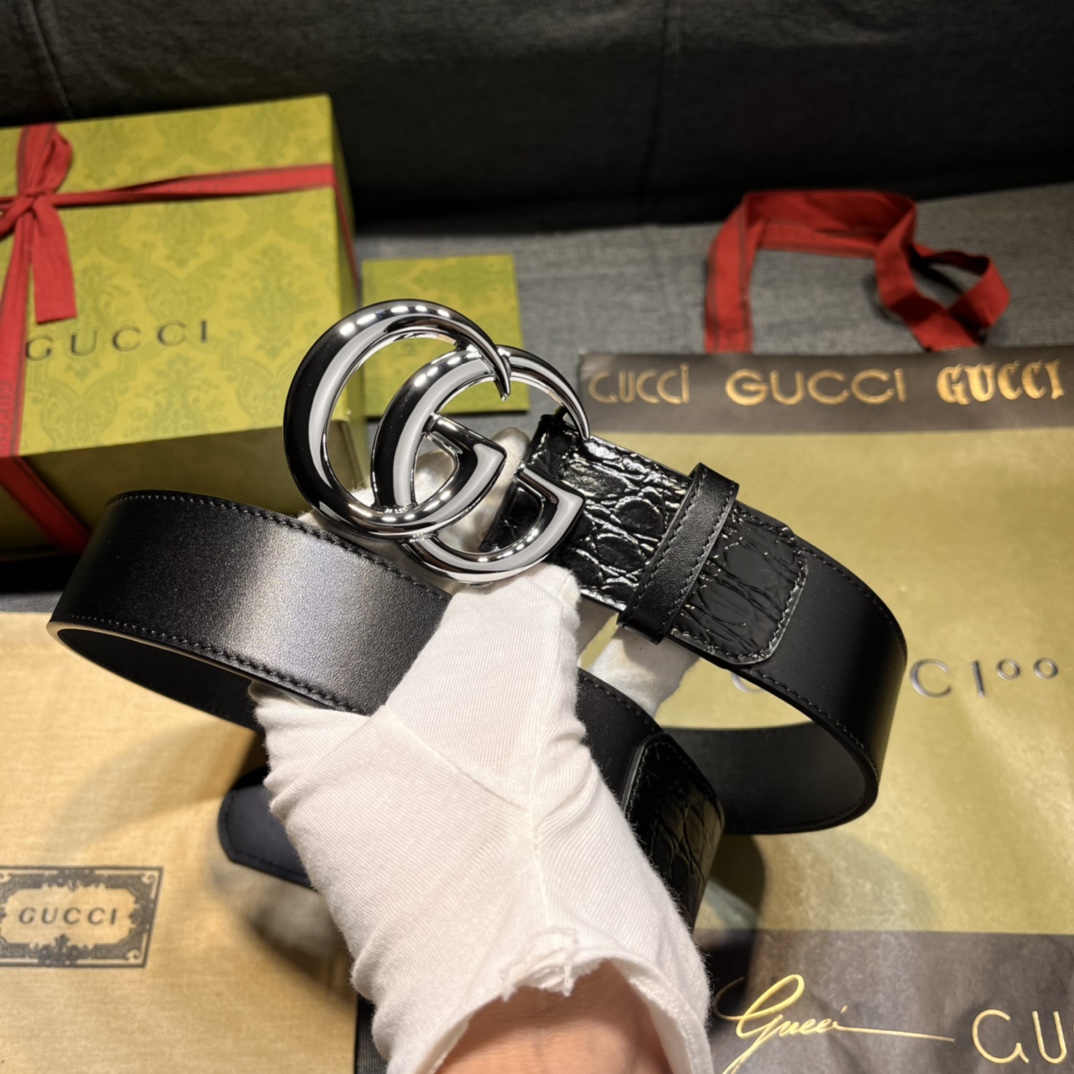   古奇 新款 ，宽4.0  标志性GG图案采用穿孔工艺制作，为这款黑色皮革腰带增添精致质感。闪亮钯金色
