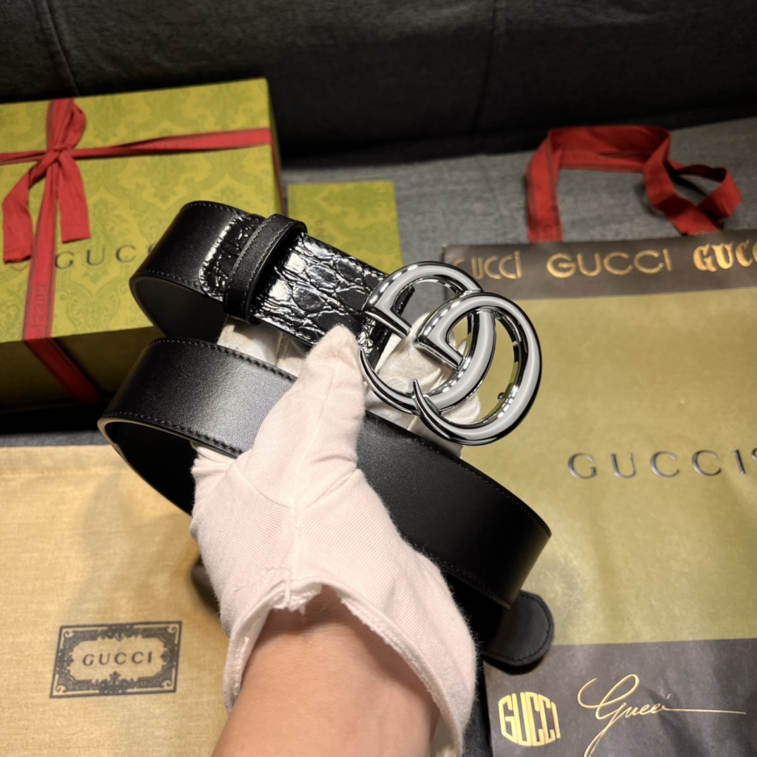   古奇 新款 ，宽4.0  标志性GG图案采用穿孔工艺制作，为这款黑色皮革腰带增添精致质感。闪亮钯金色