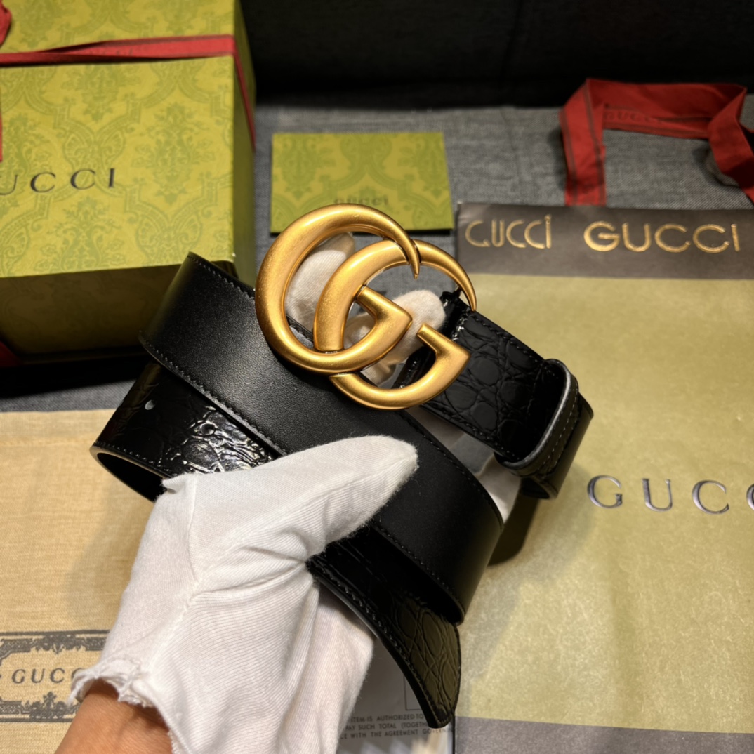   古奇 新款 ，宽4.0  标志性GG图案采用穿孔工艺制作，为这款黑色皮革腰带增添精致质感。闪亮钯金色