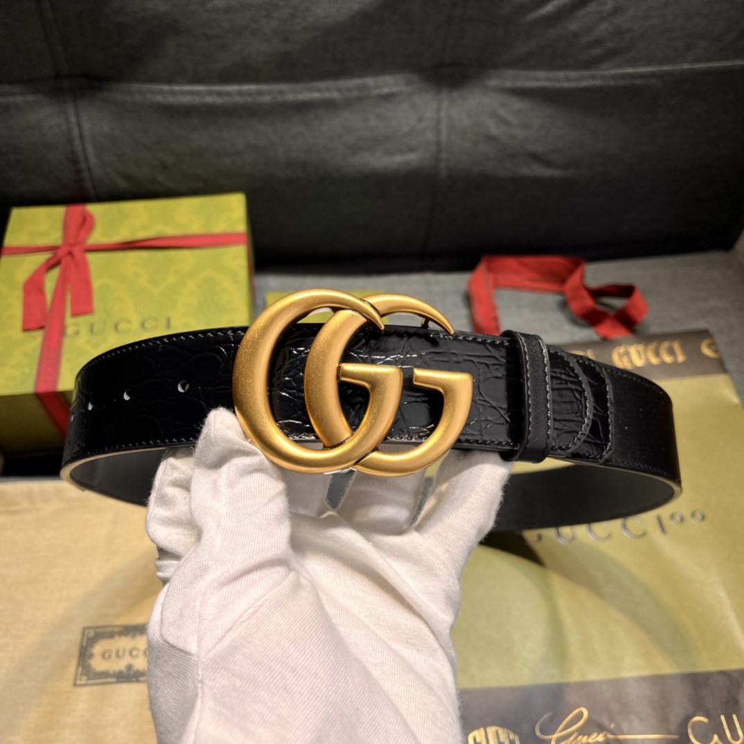  古奇 新款 ，宽4.0  标志性GG图案采用穿孔工艺制作，为这款黑色皮革腰带增添精致质感。闪亮钯金色