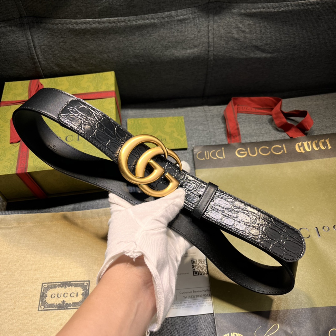   古奇 新款 ，宽4.0  标志性GG图案采用穿孔工艺制作，为这款黑色皮革腰带增添精致质感。闪亮钯金色