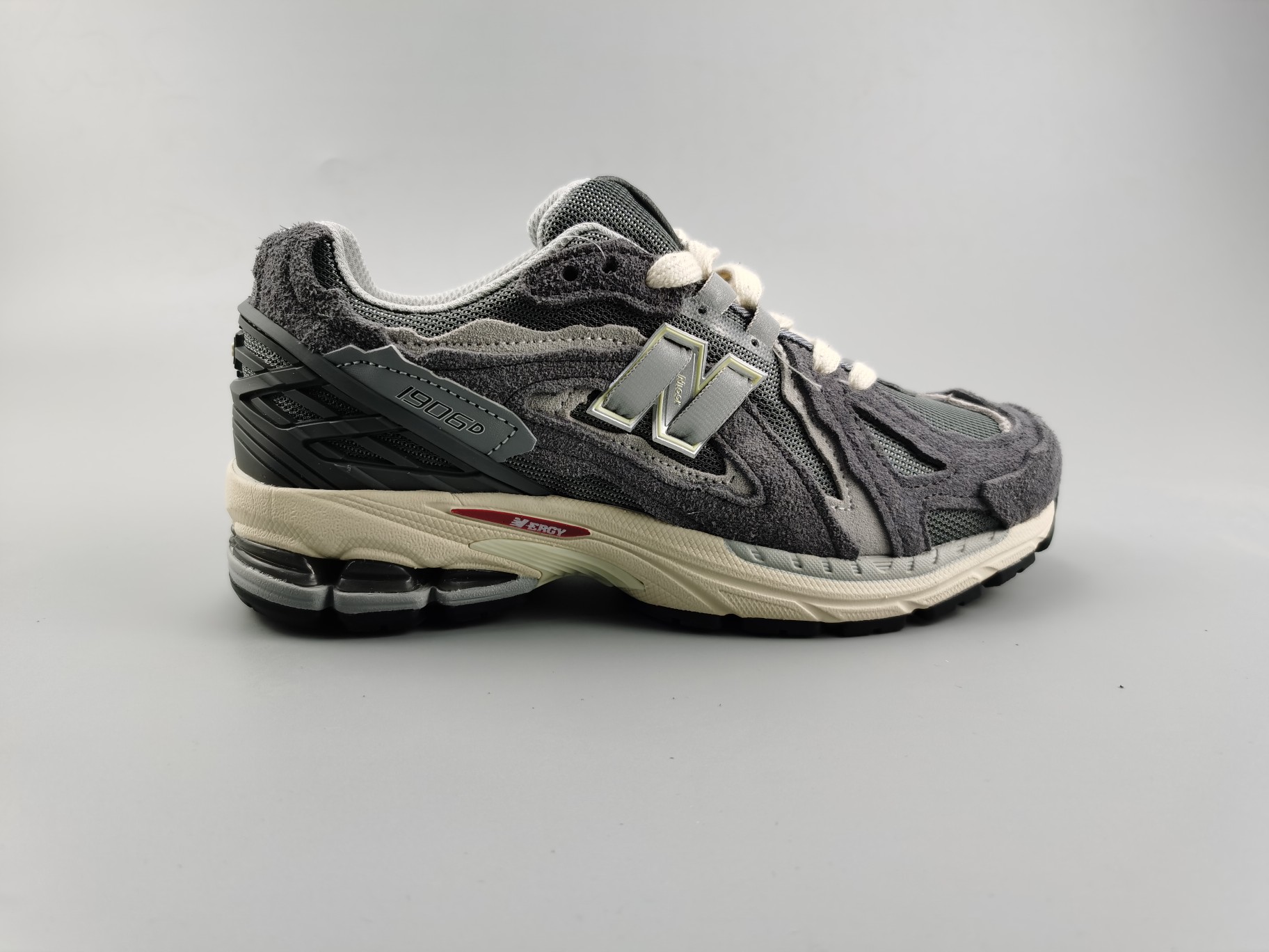 新百伦New Balance 1906 复古跑鞋 小红书爆款 官网售罄 NB1906这双鞋确实是NB家经典复古款式之一，以全新科技诠释，成功打造1906鞋款，鞋面在保持1906基本线条和片层结构的同时，采用更为简洁、流畅的设计语言
尺码：36 36.5  37  38  38.5  39  40  40.5  41  42  42.5   43   44   45