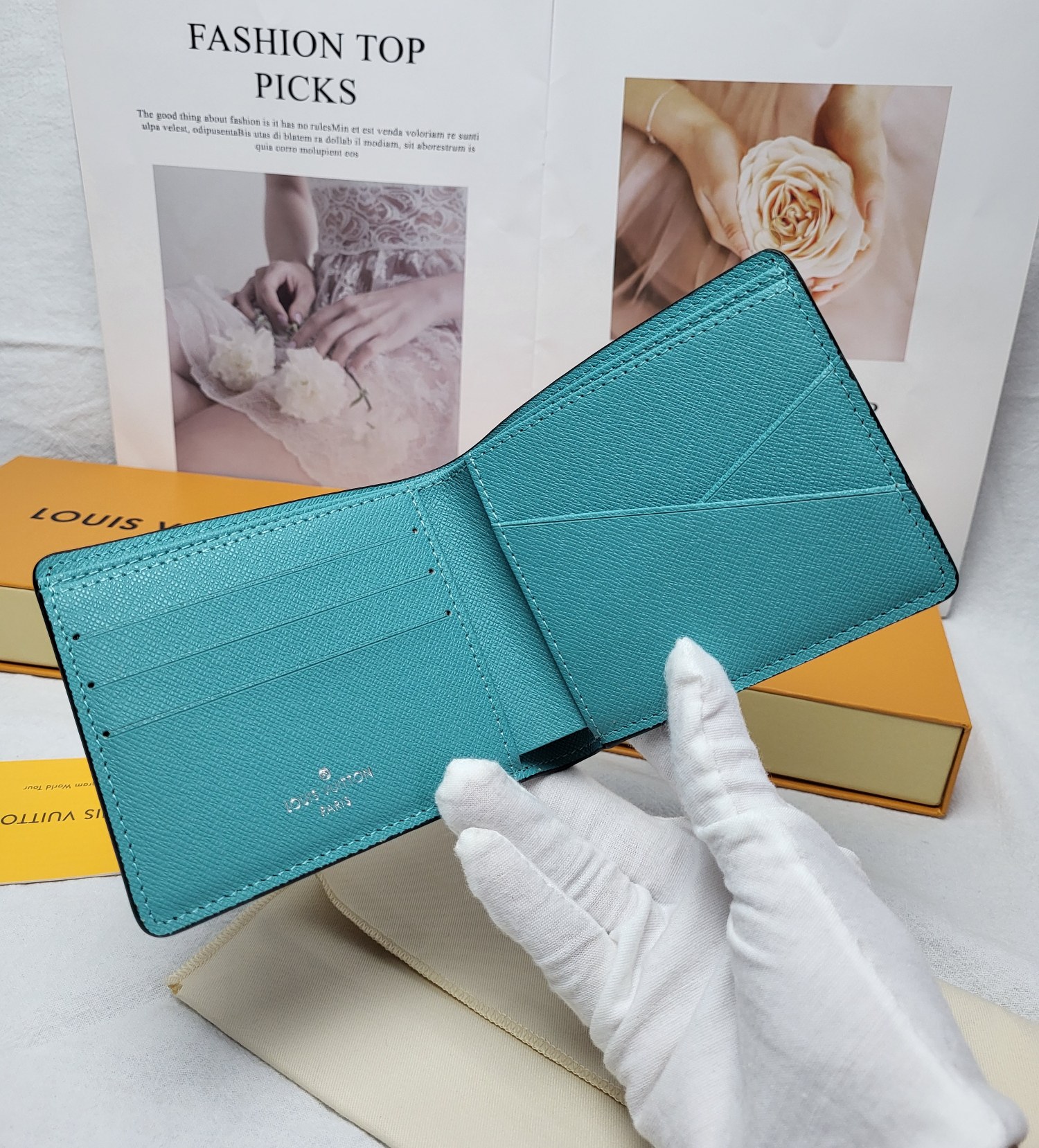 Leather bifold wallet gift wrapping