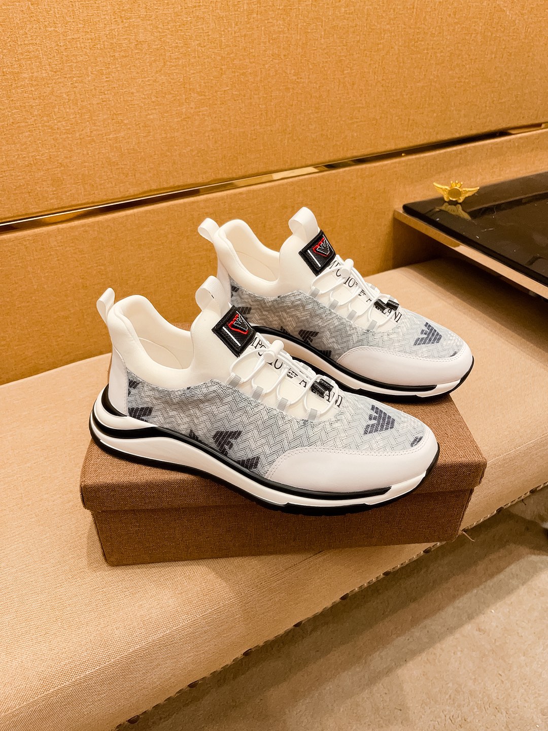 NO:272017,[Armani] High-end men's shoes brand Official website 11's latest masterpiece upper is made of imported Italian cowhide with comfortable and breathable inner original non-slip and wear-resistant outsole, making walking more convenient and comfortable!  Exclusive new style, amazing work, beautiful 11 ​​replica [color] compared to the official quality!  Create a fashionable personality to set off your uniqueness!  Must-have for trendy men! Classic size: 38-44 Color 2 colors available, Armani, cowhide19860909【阿玛尼】男鞋高端品牌 官网11最新力作鞋面采用意大利进口头层牛皮搭配舒适透气内里原版防滑耐磨大底制作,让行走更加便捷舒适！独家新款,惊世之作,与官方的质量相比美的11复刻[色]！打造时尚个性衬托你的与众不同！潮男必备!经典尺码:38-44 颜色 2色可选,,armani,cowhide,Men's shoes