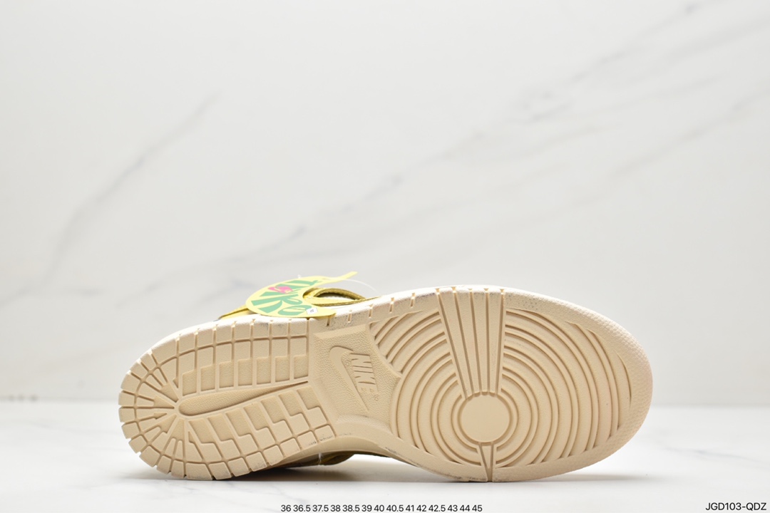 180 Nike Dunk Low “Banana” DR5487-100