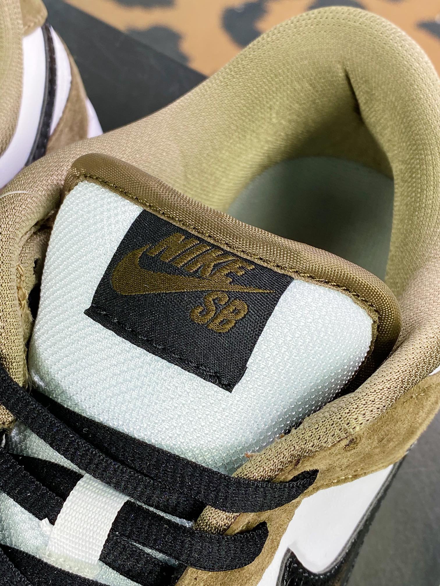 220 SB Dunk Low SP”Trail End Brown”扣篮系列低帮休闲运动滑板板鞋“翻毛棕白黑蛇纹”304292-102