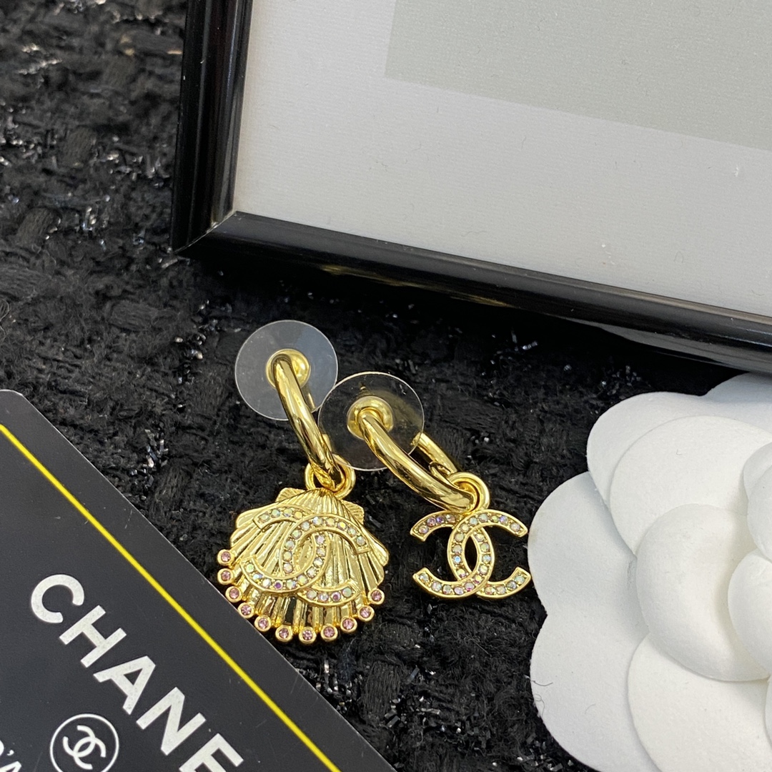 Chanel New
 Jewelry Earring Gold
