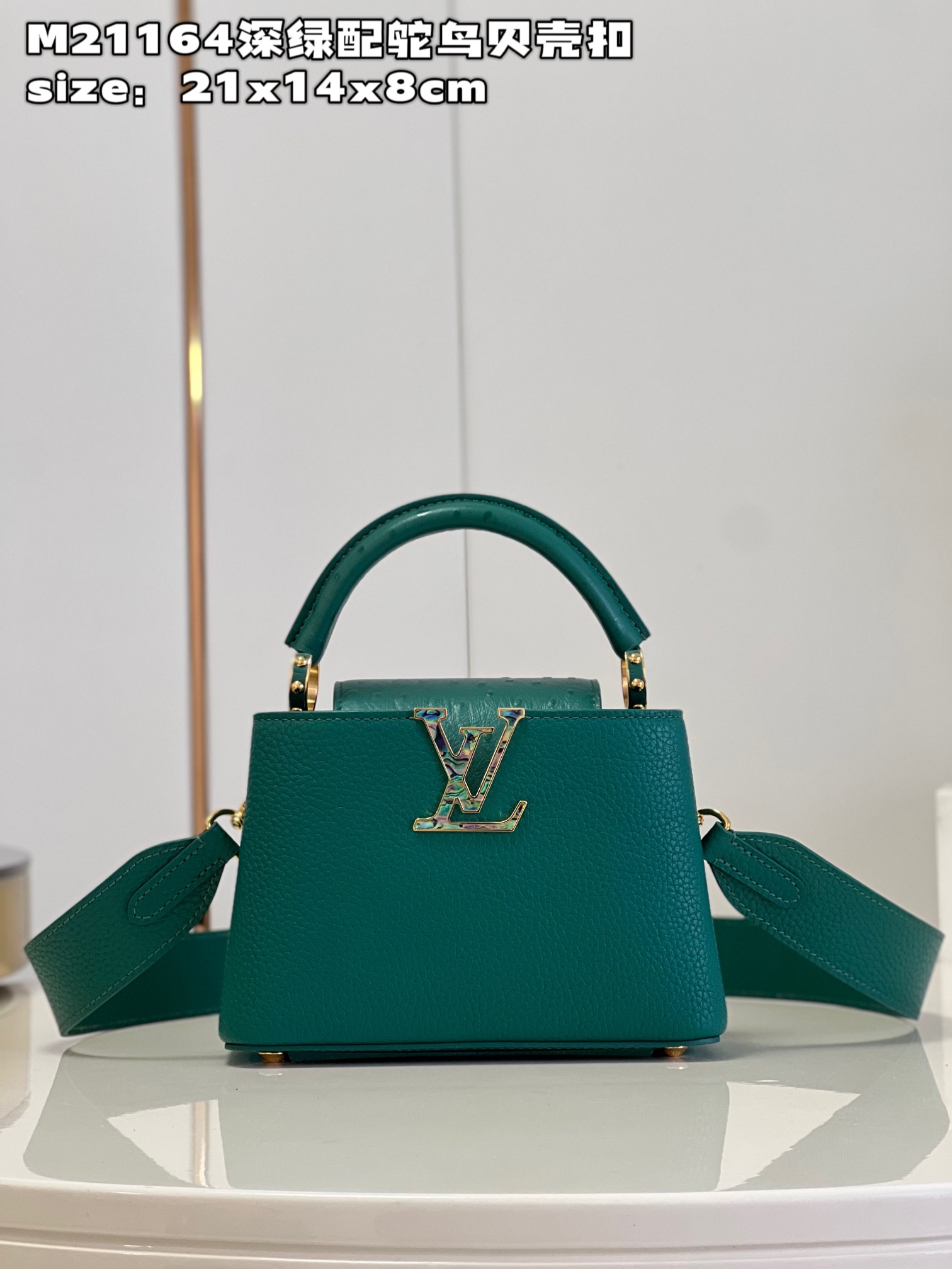 NO:399532,【Exclusive real photo Model M21164 dark green with ostrich shell buckle Mini】Capucines mini handbag imported from France, shiny metal trim, unique Capucines cover can be included in the bag to display letter logos, and can be turned outward, presenting Monogram Flower pattern size: 21x14x8 cm KL.,LV [original leather],louis vuitton,cowhide19860909【独家实拍 型号M21164深绿配鸵鸟贝壳扣 迷你】Capucines 迷你手袋 法国进口小牛皮,闪亮的金属饰件,特有的Capucines搭盖既可收入包内展示字母标识,又可外翻 呈现Monogram Flower图案 size:21x14x8 cm KL.,LV【原厂皮】,louis vuitton,cowhide,Bag