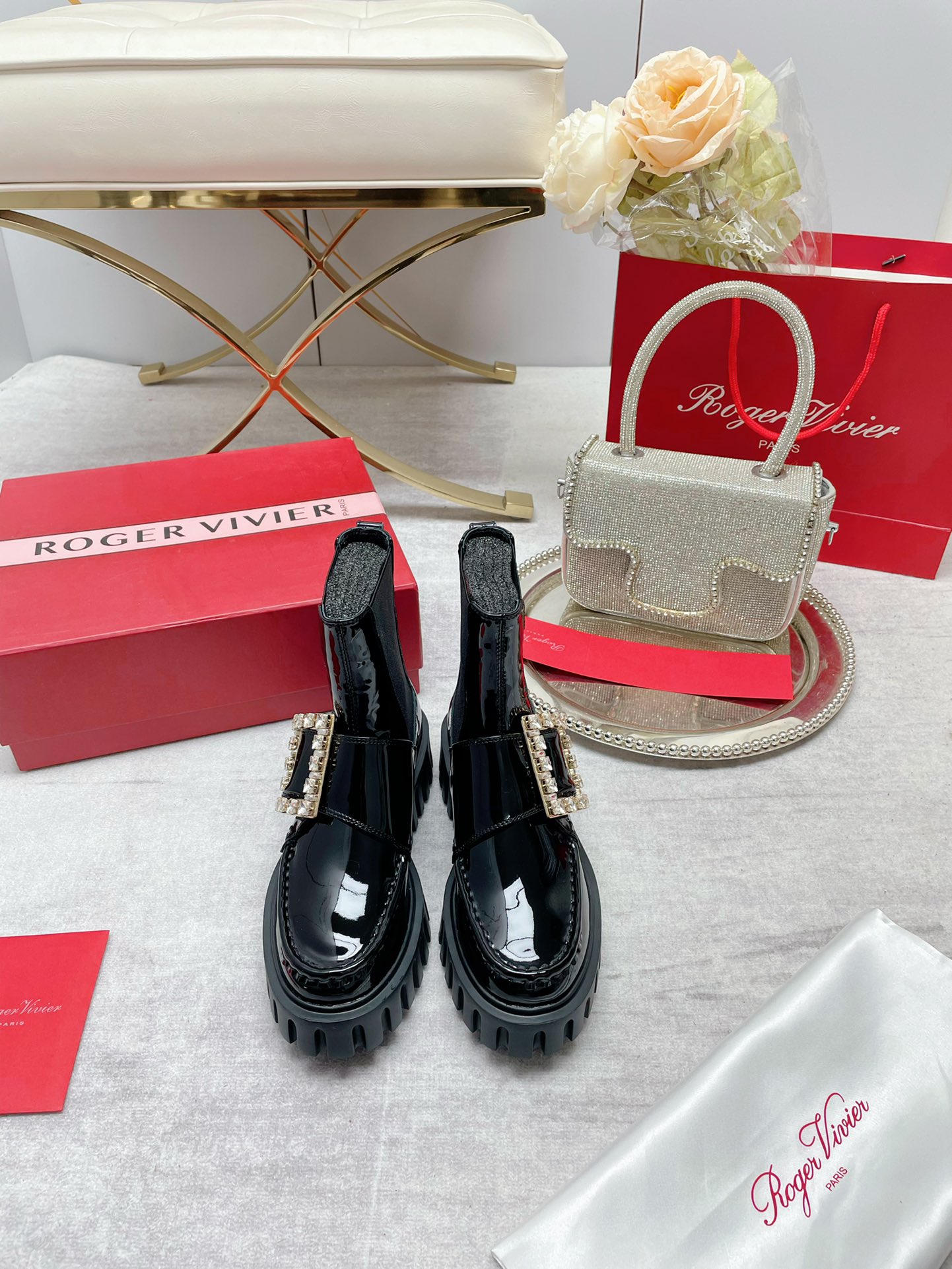 NO:679480,Top version, available from stock * 22 new autumn and winter rhinestone square buckle short boots for women, Martin boots and Chelsea boots. Mesmerized at first glance!  Look over here!  The king boots of leg length are here √ Make your legs slimmer, taller and longer ★★★★★ This pair is amazing!  The most important thing is that it is very light and not heavy!  The kind that can dance and take off at any time when running wild!  Who doesn’t want long legs?  Plate it!  bling bling's square buckle design is so luxurious that it is available in all RV series (RV short boots are a must-have in autumn and winter~) Original custom-made non-slip rubber soles Material: original custom-made cow patent leather Breathable sheepskin lining Hardware original custom-made Swarovski diamond buckle Size 35-40 size 40 custom size Heel height: 4.5cm, boots, swarovski, boots, sheepskin19860909顶级版本,现货供应 * 22秋冬新款水钻方扣短靴女马丁靴切尔西靴 一眼迷住！ 看过来！腿长王者靴来了√显瘦显高显腿长★★★★★这双封神了！最重要是还很轻便 不会厚重！ 暴走都能随时跳舞起飞那种！谁不要双大长腿啊！盘它！bling bling的方扣设计泰贵气了RV全系列做齐（RV款短靴秋冬季必备~） 鞋底原版定制防滑橡胶底 材质:原版定制牛漆皮 内里透气羊皮内里 五金原版定制施华洛世奇钻扣 码数35-40码 40定制码数 跟高: 4.5cm,靴子,swarovski,boots,sheepskin,Women's Shoes