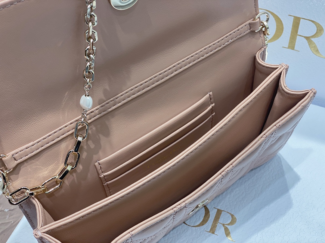 迪奥Dior顶级进口原厂羊皮ladyDior珍珠手拿包️️这款手拿包是本季新品顶部搭配手柄优雅实用令La