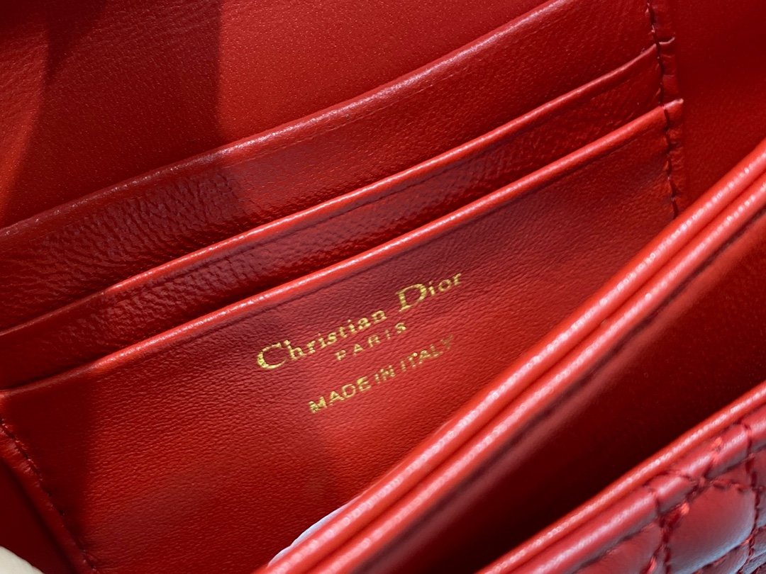 迪奥Dior顶级进口原厂羊皮ladyDior珍珠手拿包️️这款手拿包是本季新品顶部搭配手柄优雅实用令La
