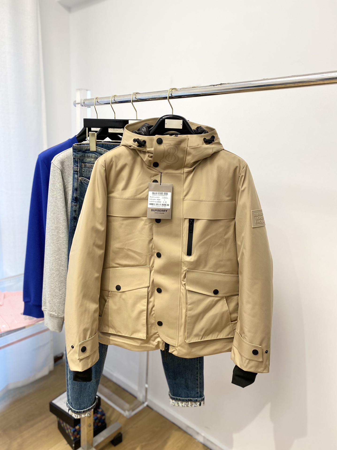 NO:573723,Burberry's latest men's down jacket, the fabric is soft and comfortable.  The upper body shape is awesome.  zipper.  The accessories are all custom-supplied and imported fabrics, which are light and comfortable, warm and stylish, simple and elegant!  Lightweight and warm, the best choice to keep out the cold in autumn and winter. Size M-3XL.,,burberry,down jacket,alexander wang19860909巴宝莉 最新款男士羽绒服、面料柔软舒适 ．上身版型超赞 ．拉链．辅料都是客供 、进口面料,轻便舒适,保暖有型、简单大方款式！轻便保暖、秋冬御寒的最佳选择 码数M-3XL.,,burberry,down jacket,alexander wang,Men's clothing