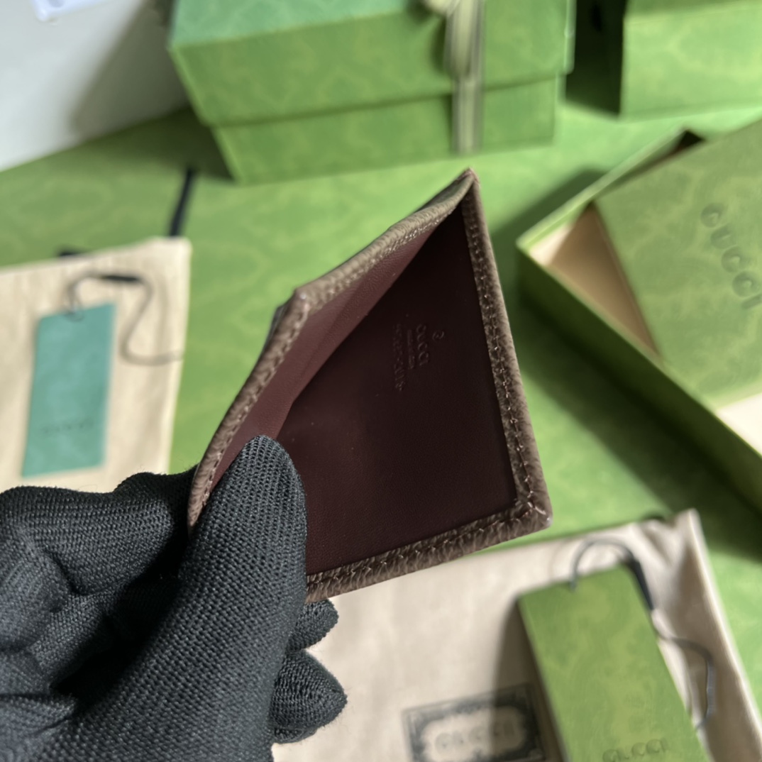 Gucci 配全套 绿盒包装G 家最新卡包到货 也可作为钱夹使用 是品牌主推的一款实用设计单品