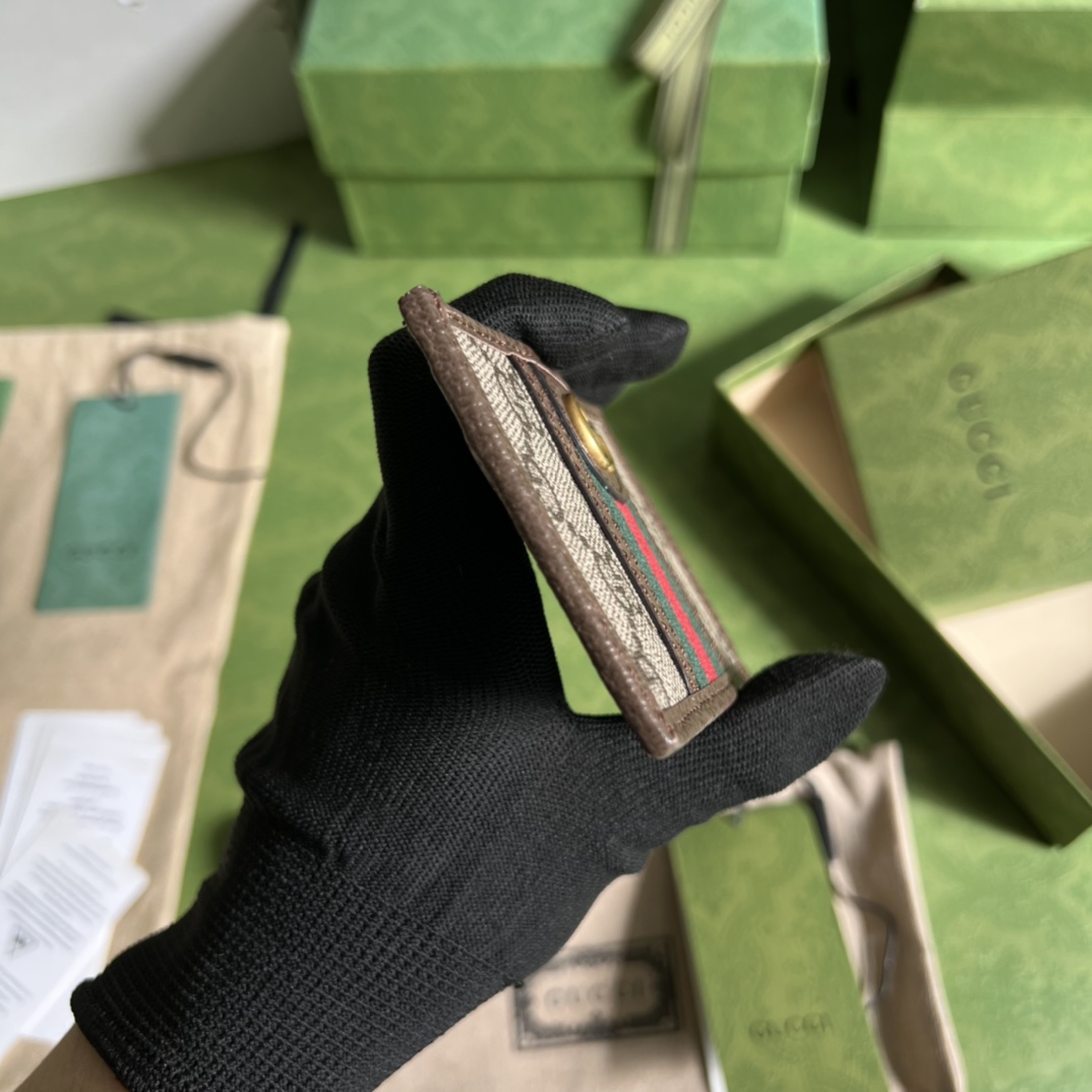 Gucci 配全套 绿盒包装G 家最新卡包到货 也可作为钱夹使用 是品牌主推的一款实用设计单品