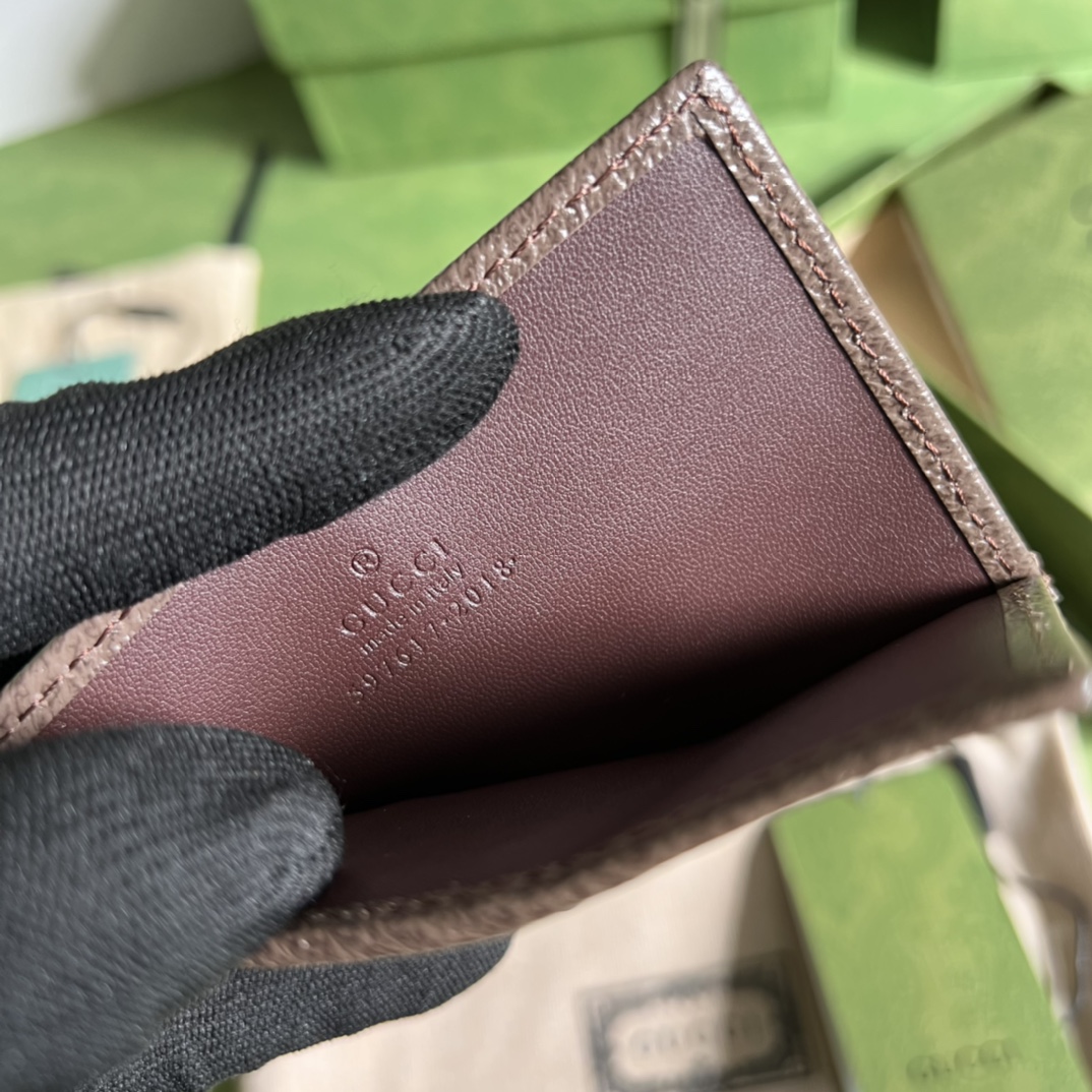 Gucci 配全套 绿盒包装G 家最新卡包到货 也可作为钱夹使用 是品牌主推的一款实用设计单品