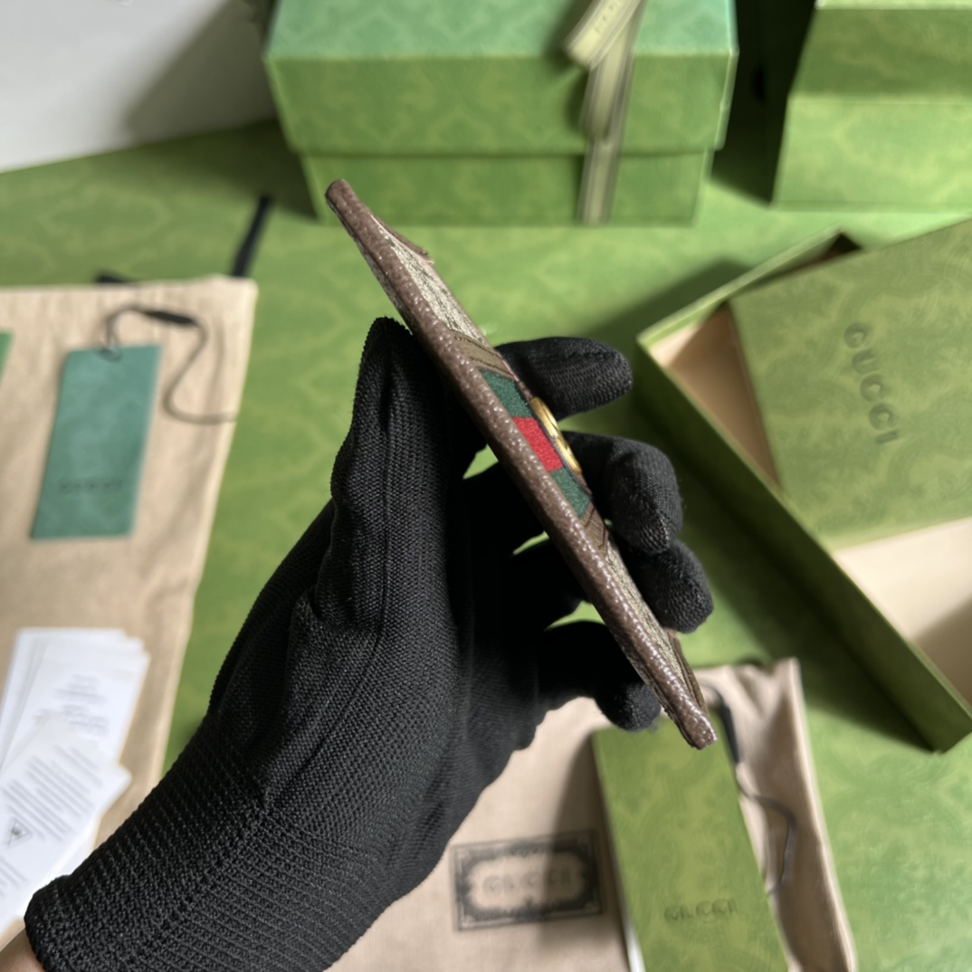 Gucci 配全套 绿盒包装G 家最新卡包到货 也可作为钱夹使用 是品牌主推的一款实用设计单品