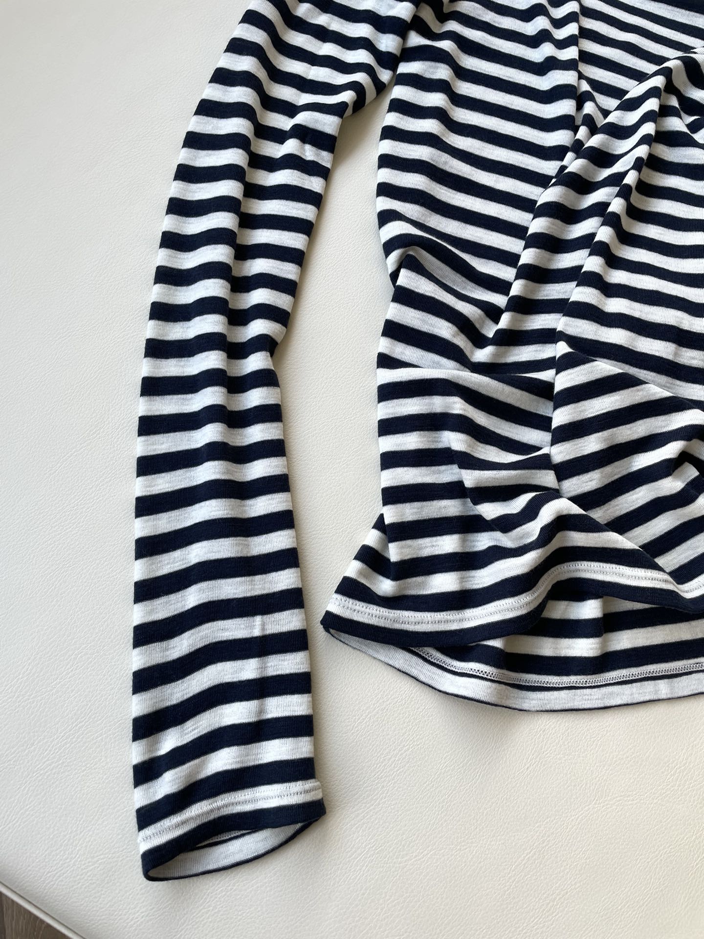 Fashionable Women’s Suit with High-Quality Wool and Classic Design - 图片 4