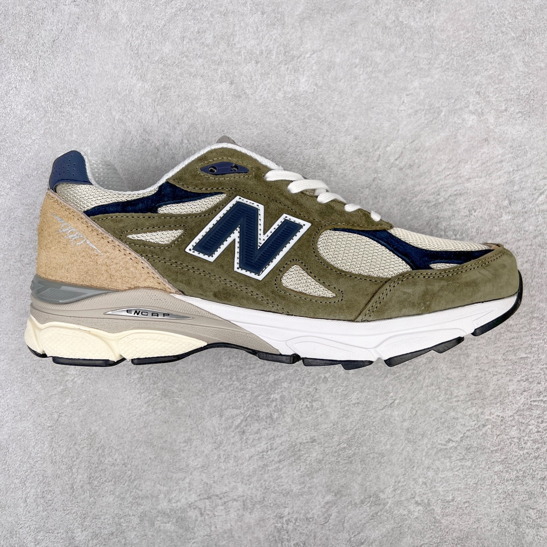 ＃K版纯原福利 New Balance M990TO3 新百伦NB990V3 绿棕色 第三代总统复古慢跑鞋 正确3M反光细节 原楦原纸版开发 正确6层组合底模精密开发 搭载全新碳素中底 后跟透明TPU水晶装饰条稳固 沿用了引以为傲的跑鞋手工技艺 采用猪皮绒面并包裹局部透气网面的鞋身设计 菱网鞋舌上刻有New Balance USA 鞋面依旧身着经典的大热之灰 彰显了其高端的品质身份 尺码：36 37 37.5 38 38.5 39 40 40.5 41.5 42 42.5 43 44 45-选品中心