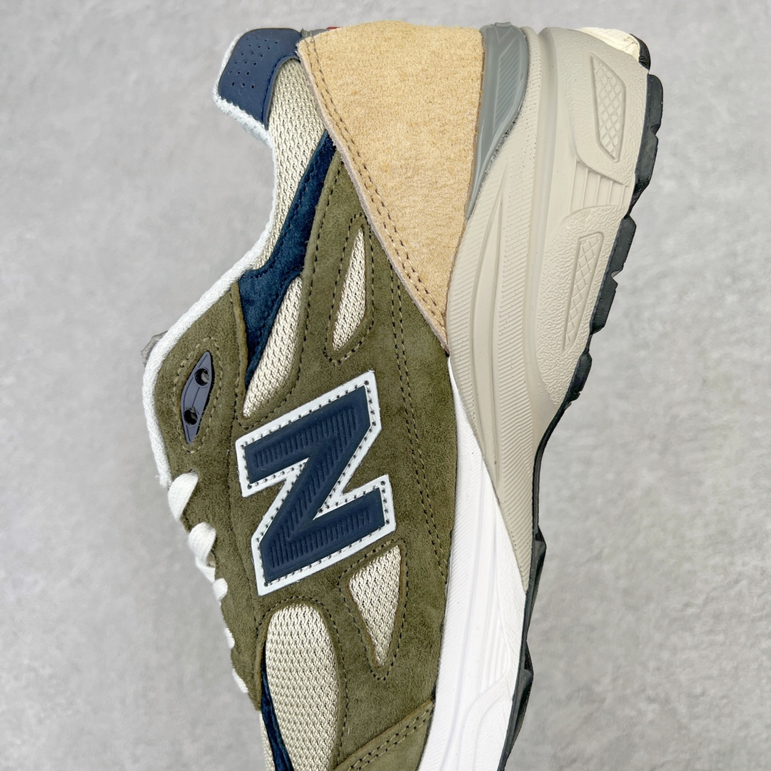 图片[7]-＃K版纯原福利 New Balance M990TO3 新百伦NB990V3 绿棕色 第三代总统复古慢跑鞋 正确3M反光细节 原楦原纸版开发 正确6层组合底模精密开发 搭载全新碳素中底 后跟透明TPU水晶装饰条稳固 沿用了引以为傲的跑鞋手工技艺 采用猪皮绒面并包裹局部透气网面的鞋身设计 菱网鞋舌上刻有New Balance USA 鞋面依旧身着经典的大热之灰 彰显了其高端的品质身份 尺码：36 37 37.5 38 38.5 39 40 40.5 41.5 42 42.5 43 44 45-选品中心
