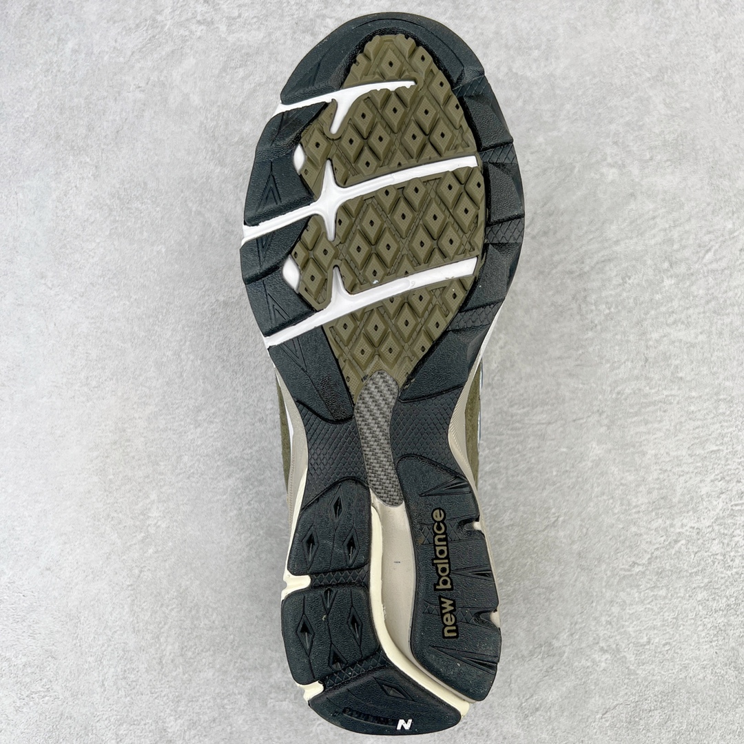 图片[9]-＃K版纯原福利 New Balance M990TO3 新百伦NB990V3 绿棕色 第三代总统复古慢跑鞋 正确3M反光细节 原楦原纸版开发 正确6层组合底模精密开发 搭载全新碳素中底 后跟透明TPU水晶装饰条稳固 沿用了引以为傲的跑鞋手工技艺 采用猪皮绒面并包裹局部透气网面的鞋身设计 菱网鞋舌上刻有New Balance USA 鞋面依旧身着经典的大热之灰 彰显了其高端的品质身份 尺码：36 37 37.5 38 38.5 39 40 40.5 41.5 42 42.5 43 44 45-选品中心