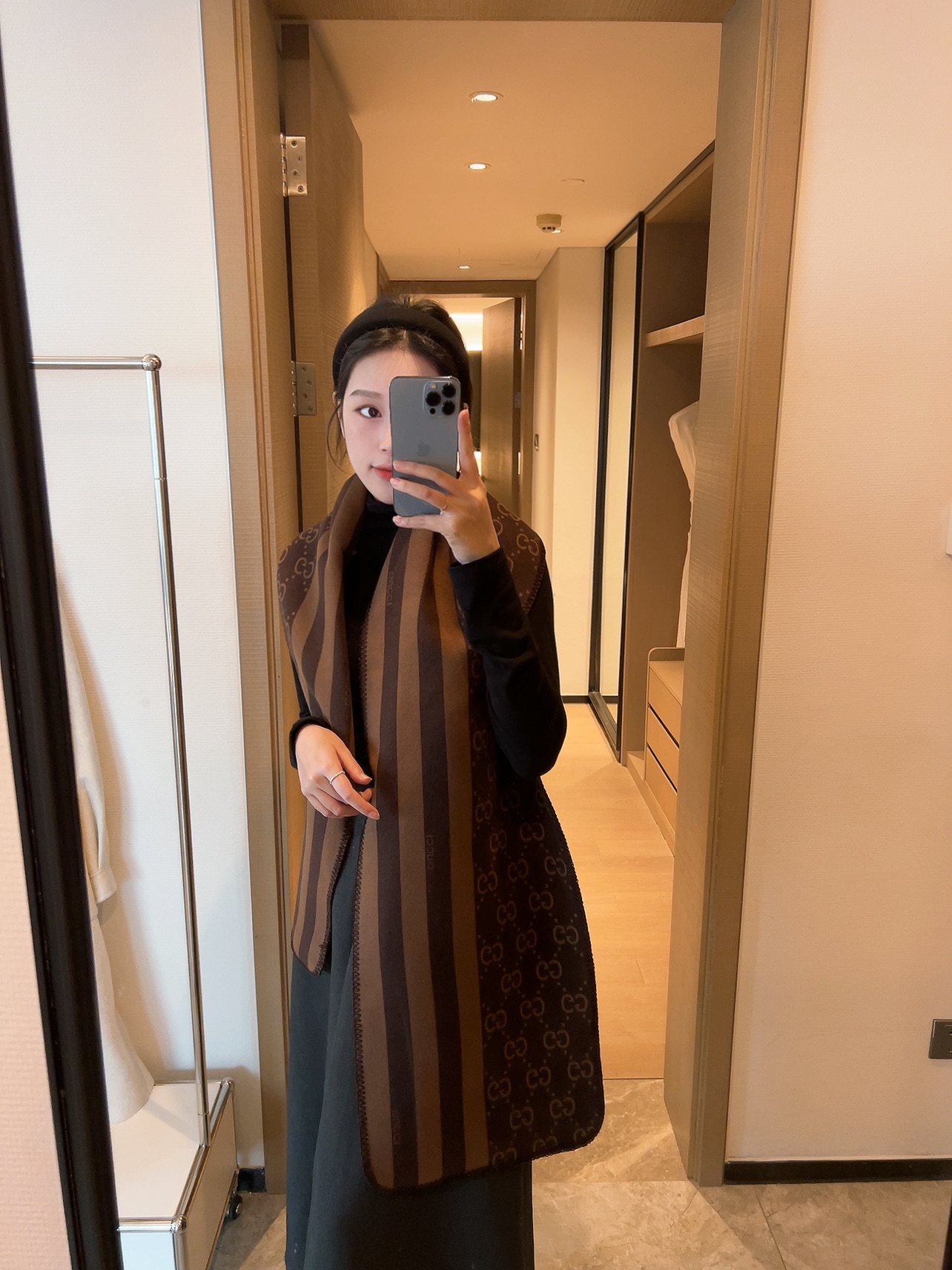 NO:163051,Batch Gucci worsted jacquard double-sided wool!  The official website will be released simultaneously!  Very practical and recommended model, limited color scheme, and both men and women have a very good look!  !  Two colors. Classic GG pattern is one of the iconic elements that the brand began to use in the 1930s. After nearly a century of development, it still provides inspiration for the brand to explore new expressions. Specification *200, silk plus imported wool (original fabric), ordinary scarf, gucci, real silk19860909批 Gucci精纺提花双面羊毛！官网同步发售！非常实用推荐款,限量的配色,男女围都特别好看！！二个色.经典GG图案是品牌在30年代开始使用的标志性元素之一,历经近一个世纪的发展依然为品牌探索全新表达提供灵感.规格*200 ,真丝加进口羊毛（原版面料）,普通围巾,gucci,real silk,scarf