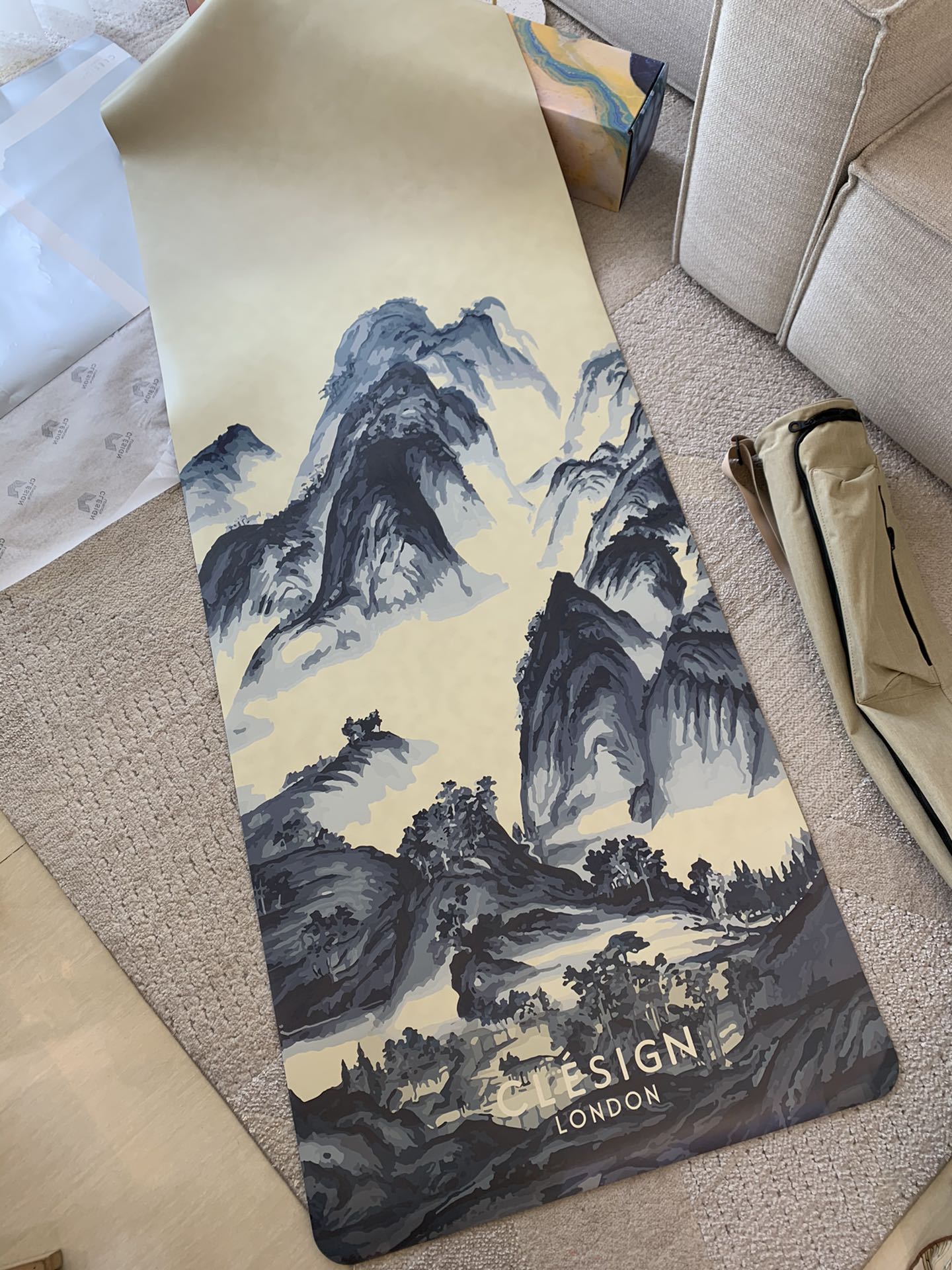 Featuring a traditional Chinese ink wash landscape design, this yoga mat - Comprehensive 2