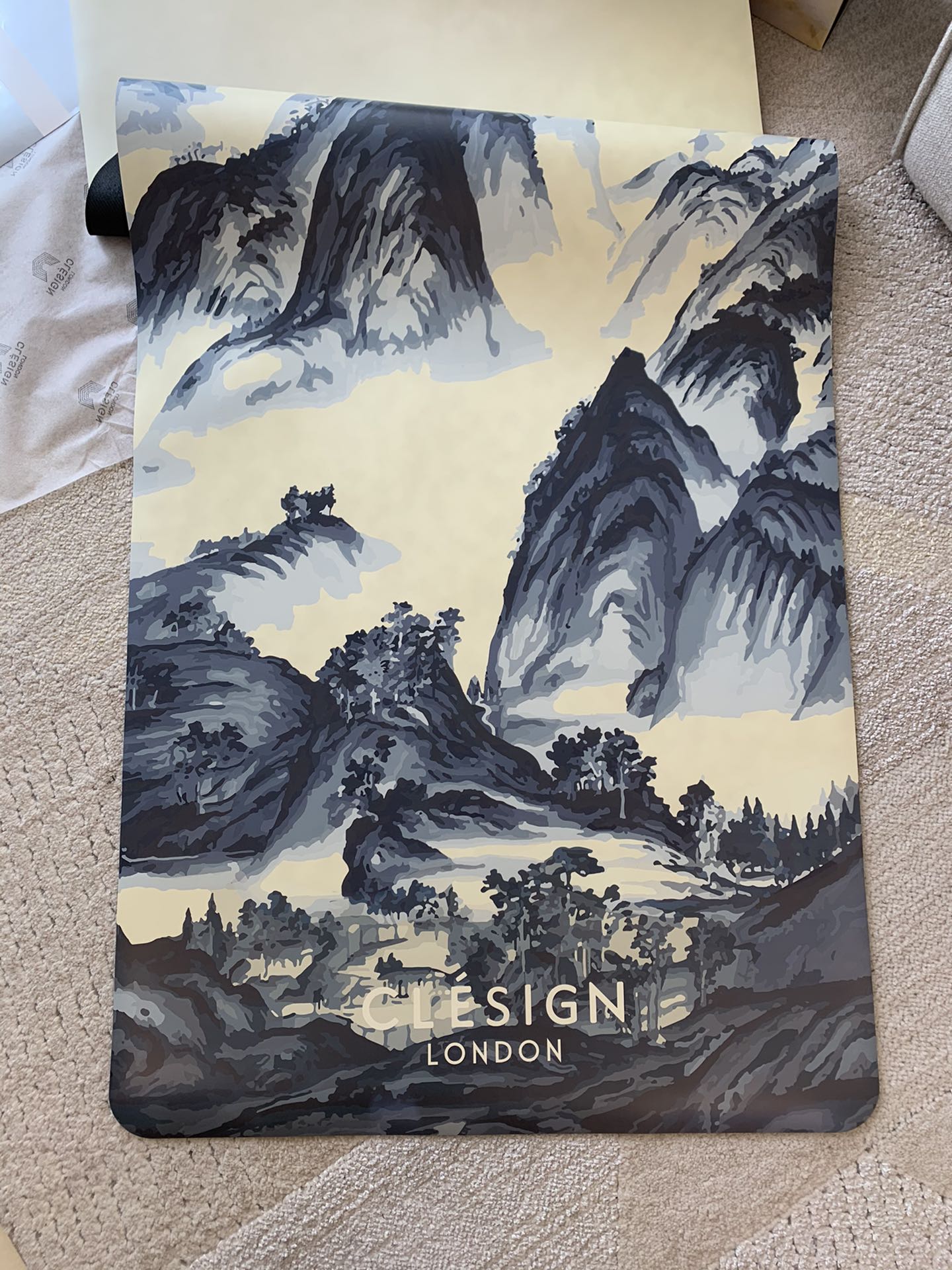 Featuring a traditional Chinese ink wash landscape design, this yoga mat - Comprehensive 4