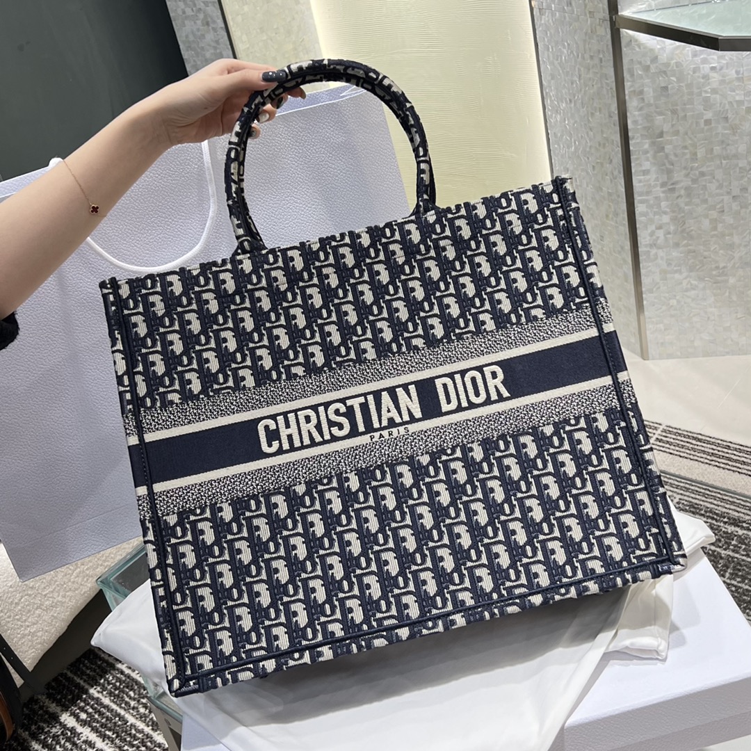 𝑪𝑫 𝘽𝙤𝙤𝙠 𝙩𝙤𝙩𝙚 Tamaño grande Producido por Guangdi Rinde homenaje a los clásicos y rezuma elegancia y moda info…