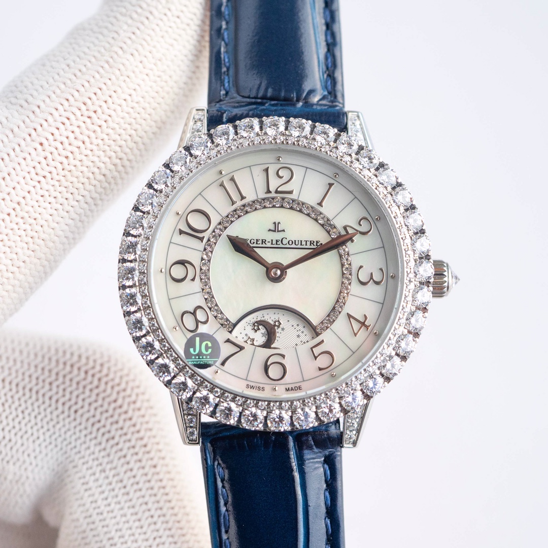 NO:156884,The bright pearl Jaeger-LeCoultre Moon Phase Jewelry Watch, Dating Series Model Q3523570 Watch, romantic debut, function synchronized with original, and versioned with original. [Movement] We use the original regular movement with stable quality assurance, and the precision modified all-in-one machine 925A/1, function synchronized with original: realizing the original day and night transformation function. [Case] ​​34mm in diameter and 8.8mm in thickness. The appearance is made of original stainless steel and is inlaid with brightly arranged diamonds in close arrangement. [Dial] Guilloche dial, the inner dial is harmoniously and symmetrically embellished with smaller diamonds. [Watch mirror] is made of sapphire crystal glass mirror with high transparency and clear high transparency. [Watch strap] is Italian high-quality cowhide cowhide, paired with Jaeger-LeCoultre classic folding buckle. The physical object determines everything. Gentle and elegant  The beauty of a generation, jaeger-lecoultre,cowhide19860909璀璨明珠积家月相珠宝腕表,约会系列型号Q3523570腕表 浪漫登场,功能同步原装,与原装对版.【机芯】我们采用原装正机芯质量稳定保证,精改装一体机925A/1,功能同步原装: 实现原装白昼黑夜变换功能.【表壳】直径34mm,厚度8.8毫米.外观同原装精钢材质打造表圈镶嵌了紧密排列的明亮式切割钻石.【表盘】扭索饰纹表盘,内表盘和谐对称的点缀了尺寸较小的美钻.【表镜】材质为蓝宝石水晶玻璃镜面高透清晰高透清晰.【表带】为意大利高质量头层牛皮,搭配积家经典原装折叠一体扣. 实物决定一切.婉约典雅 一代之丽,,jaeger-lecoultre,cowhide,Watch