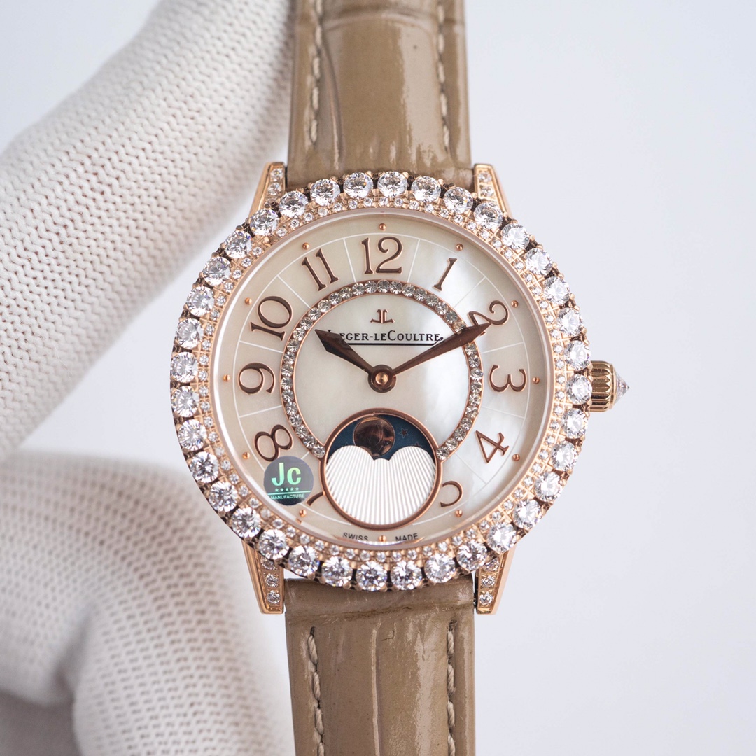 NO:156886,The Bright Pearl Jaeger-LeCoultre Moon Phase Jewelry Watch, Dating Series Model Q3523570 Watch, romantic debut, function synchronized with original, and versioned with original. [Movement] We use the original regular movement with stable quality, and the precision modified all-in-one machine 925A/1, and the function synchronized with original: the moon phase dial at 6 o'clock is a circle for a month, and the case button at 7 o'clock adjusts the moon phase function. [Case] ​​diameter 35mm and thickness 9.8mm. The appearance is made of original stainless steel to create a bezel with a tightly arranged brilliant cut diamond. [Dial] Guilloche dial, the inner dial is harmoniously symmetrically embellished with smaller diamonds. [Watch mirror] is made of sapphire crystal glass mirror with high transparency, clear and clear. [Watch strap] is Italian high-quality cowhide cowhide, paired with Jaeger-LeCoultre classic folding buckle.  Physical things determine everything. Gentle and elegant The beauty of a generation, jaeger-lecoultre, cowhide19860909璀璨明珠积家月相珠宝腕表,约会系列型号Q3523570腕表 浪漫登场,功能同步原装,与原装对版.【机芯】我们采用原装正机芯质量稳定保证,精改装一体机925A/1,功能同步原装: 6点钟月相盘为一个月走一圈, 7点钟方向表壳按钮调节月相功能.【表壳】直径35mm,厚度9.8毫米.外观同原装精钢材质打造表圈镶嵌了紧密排列的明亮式切割钻石.【表盘】扭索饰纹表盘,内表盘和谐对称的点缀了尺寸较小的美钻.【表镜】材质为蓝宝石水晶玻璃镜面高透清晰高透清晰.【表带】为意大利高质量头层牛皮,搭配积家经典原装折叠一体扣. 实物决定一切.婉约典雅 一代之丽,,jaeger-lecoultre,cowhide,Watch