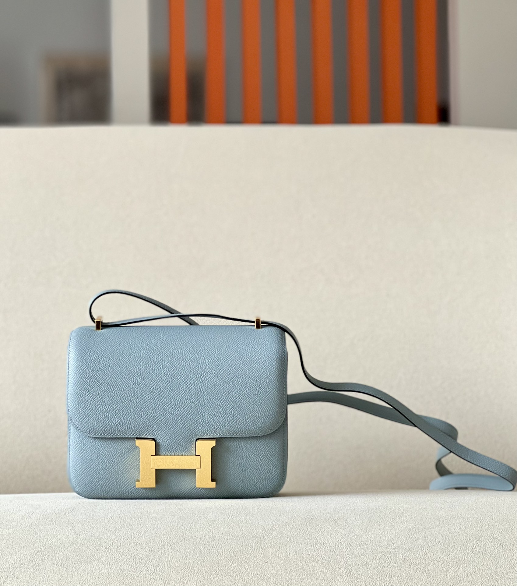 NO:741257,Material esom Size 19*15*4cm Description The classic big 'H' lock logo is very personal. It conveys the concept of freedom with its practical design. Some high-grade leather will also be used on the leather. The output is very low. It is the most difficult to obtain and the most difficult to buy bag in the H family. Hermes, hermes, Hermes,19860909材质esom 尺寸19*15*4cm 描述经典大“H”锁头标志极具个性 以其实用的设计传递了自由的概念,皮质上也会选用一些高级皮革 产量极低 属于H家族中入手较困难也是最难买到的包袋.,爱马仕,hermes,Hermes,,Bag